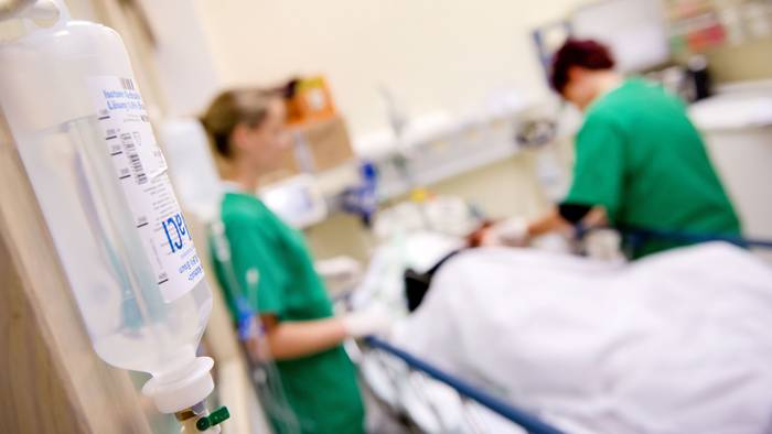 Medizinisches Personal versorgt in einem Krankenhaus einen Patienten. 30 Grad, 35 Grad, 40 Grad - unter der Rekordhitze litten die Patienten der rund 350 Krankenhäuser in NRW besonders. (Symbolfoto)