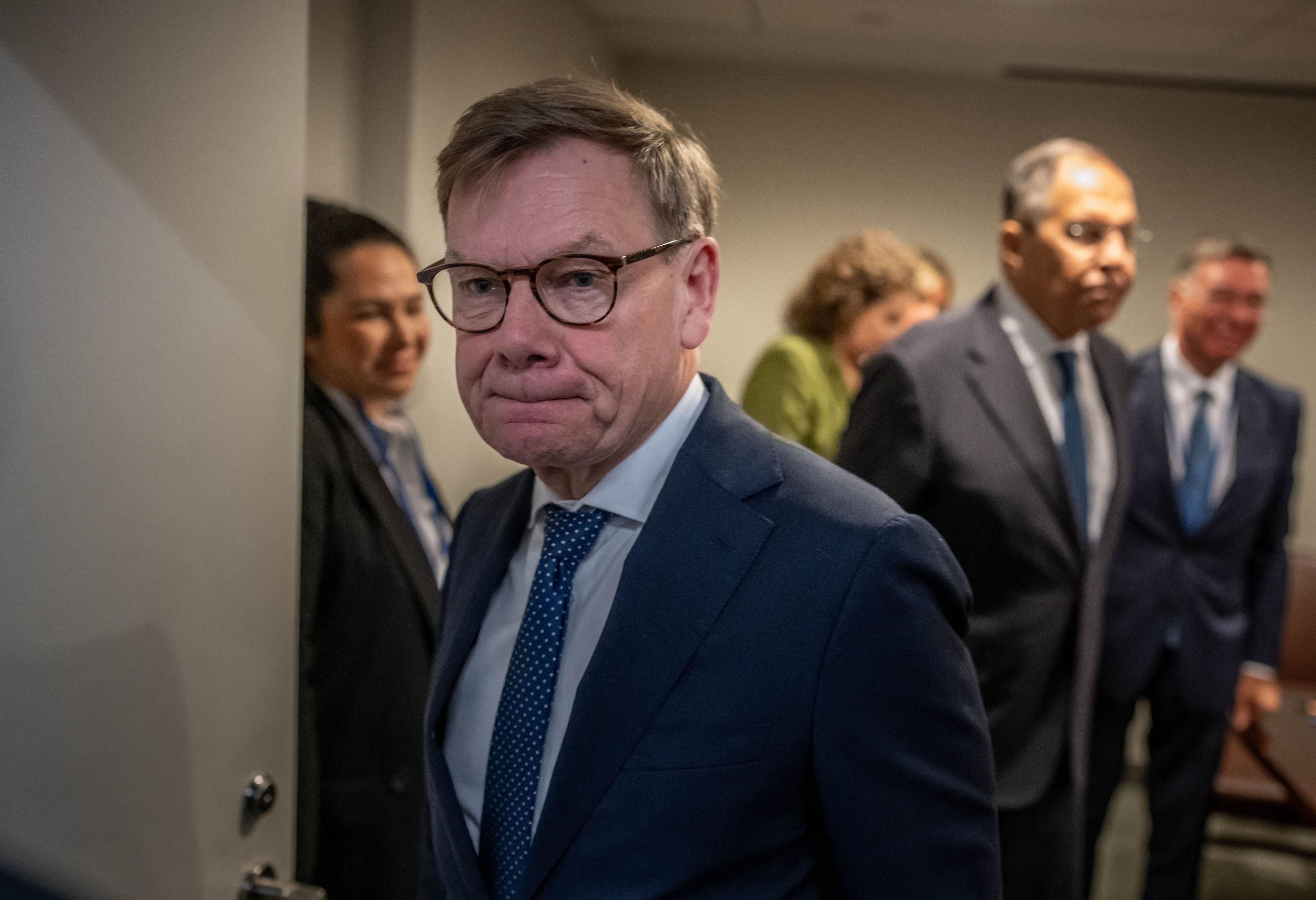 26.09.2026, USA, New York City: Johann Wadephul (CDU, 2.v.l), Außenminister, verlässt vor 
Sergej Lawrow (2.v.r), Außenminister von Russland, den Besprechungsraum nach einem Treffen am Rande der Sitzung der UN Generalversammlung bei den Vereinten Nationen.