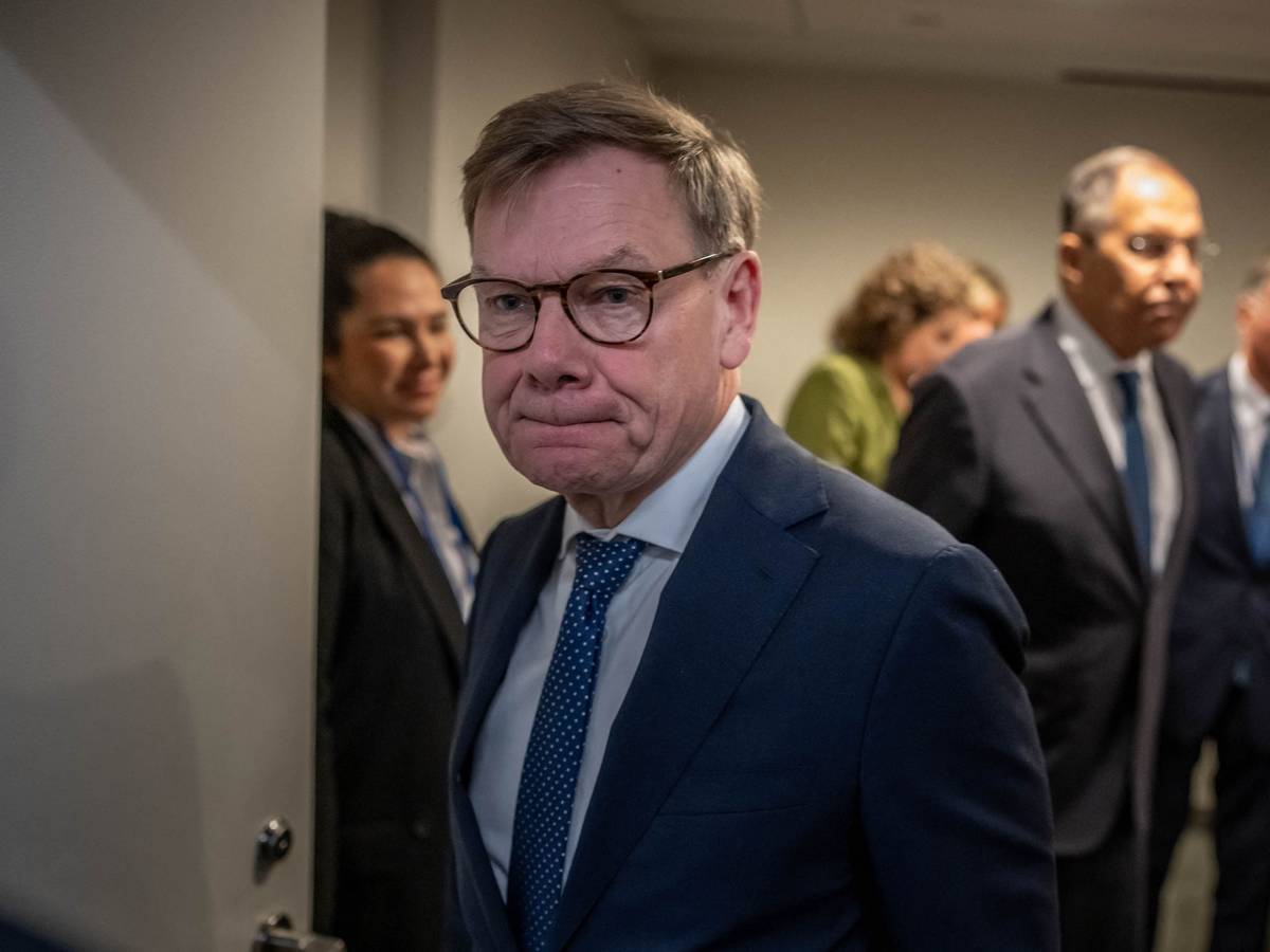 26.09.2026, USA, New York City: Johann Wadephul (CDU, 2.v.l), Außenminister, verlässt vor
Sergej Lawrow (2.v.r), Außenminister von Russland, den Besprechungsraum nach einem Treffen am Rande der Sitzung der UN Generalversammlung bei den Vereinten Nationen.