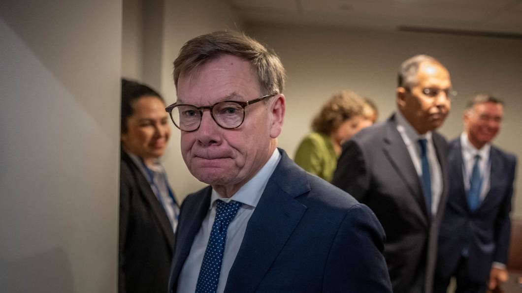 26.09.2026, USA, New York City: Johann Wadephul (CDU, 2.v.l), Außenminister, verlässt vor
Sergej Lawrow (2.v.r), Außenminister von Russland, den Besprechungsraum nach einem Treffen am Rande der Sitzung der UN Generalversammlung bei den Vereinten Nationen.