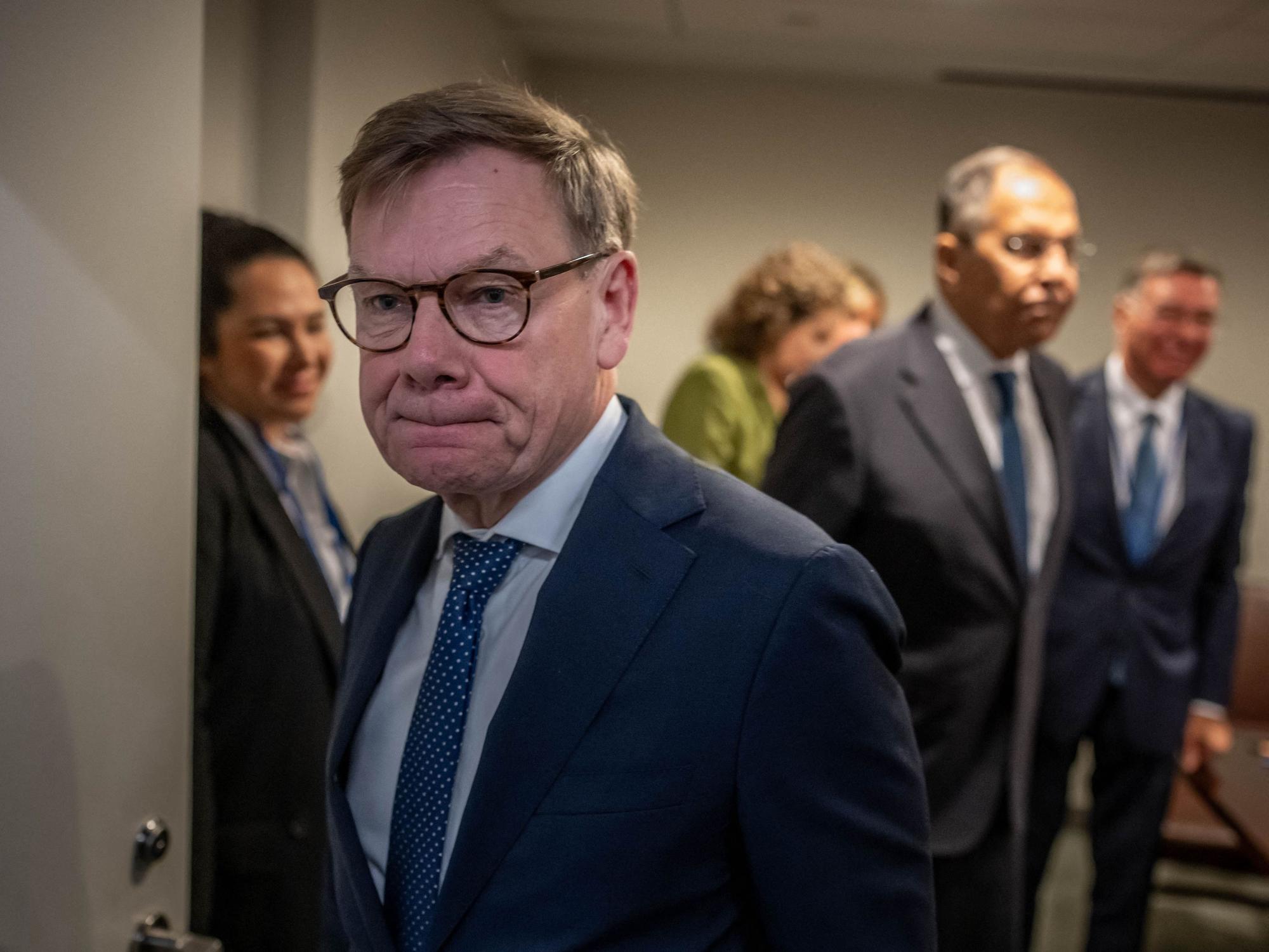 26.09.2026, USA, New York City: Johann Wadephul (CDU, 2.v.l), Außenminister, verlässt vor
Sergej Lawrow (2.v.r), Außenminister von Russland, den Besprechungsraum nach einem Treffen am Rande der Sitzung der UN Generalversammlung bei den Vereinten Nationen.