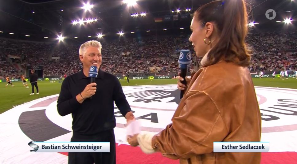 Esther Sedlaczek und Bastian Schweinsteiger vor dem Spiel der DFB-Elf gegen Griechenland in Augsburg.