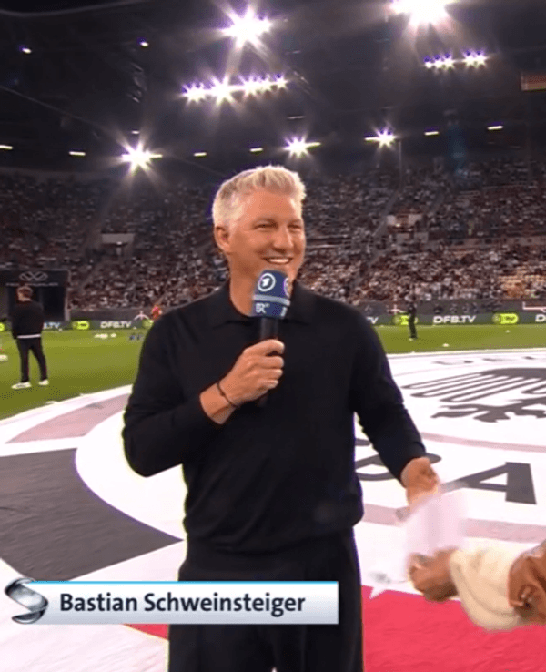 Esther Sedlaczek und Bastian Schweinsteiger vor dem Spiel der DFB-Elf gegen Griechenland in Augsburg.