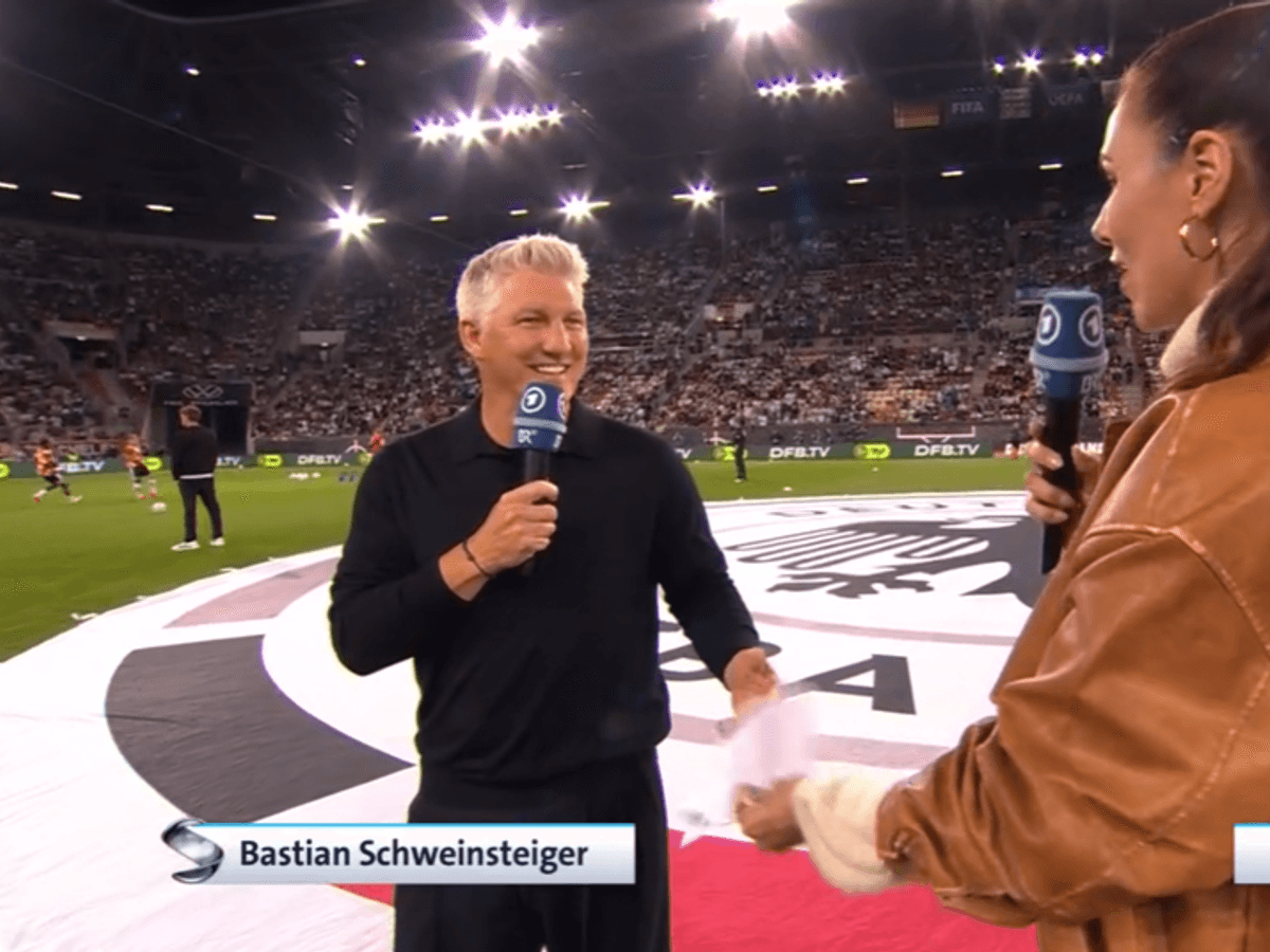 Esther Sedlaczek und Bastian Schweinsteiger vor dem Spiel der DFB-Elf gegen Griechenland in Augsburg.