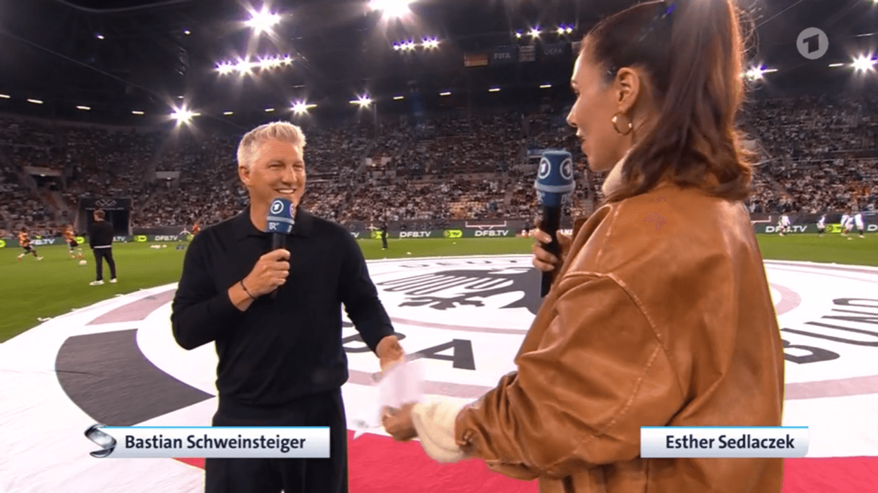 Esther Sedlaczek und Bastian Schweinsteiger vor dem Spiel der DFB-Elf gegen Griechenland in Augsburg.