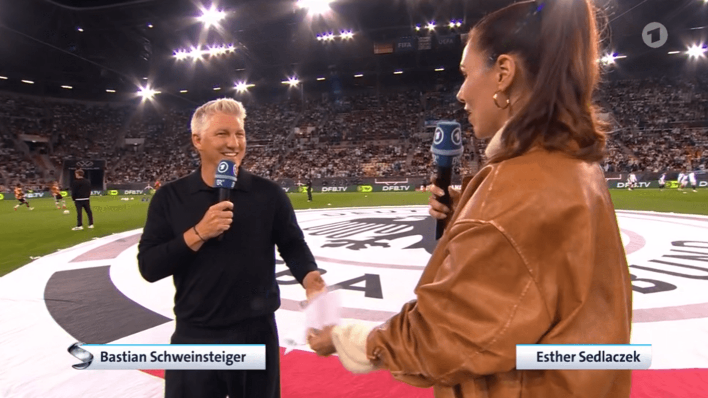Esther Sedlaczek und Bastian Schweinsteiger vor dem Spiel der DFB-Elf gegen Griechenland in Augsburg.