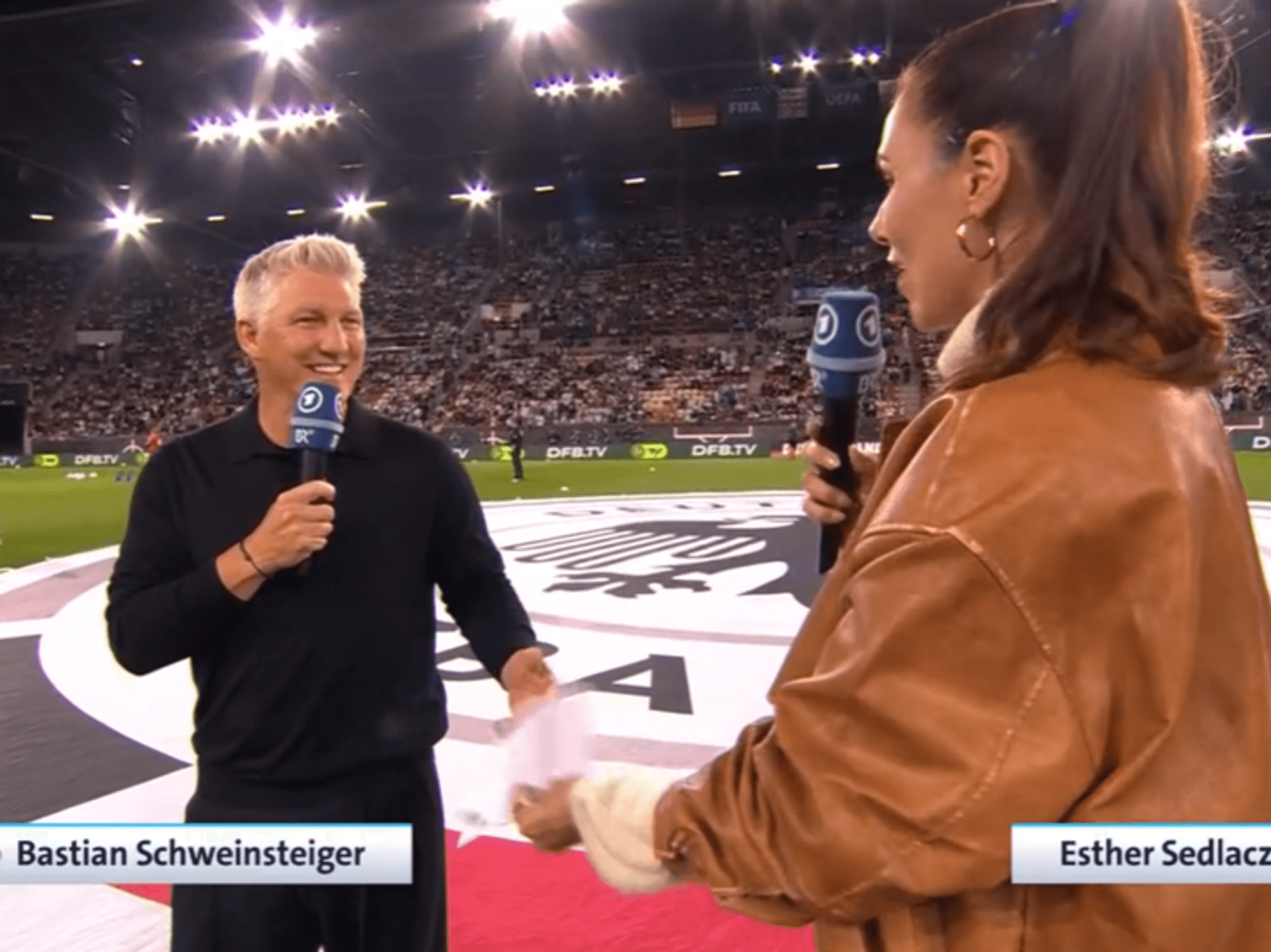 Esther Sedlaczek und Bastian Schweinsteiger vor dem Spiel der DFB-Elf gegen Griechenland in Augsburg.