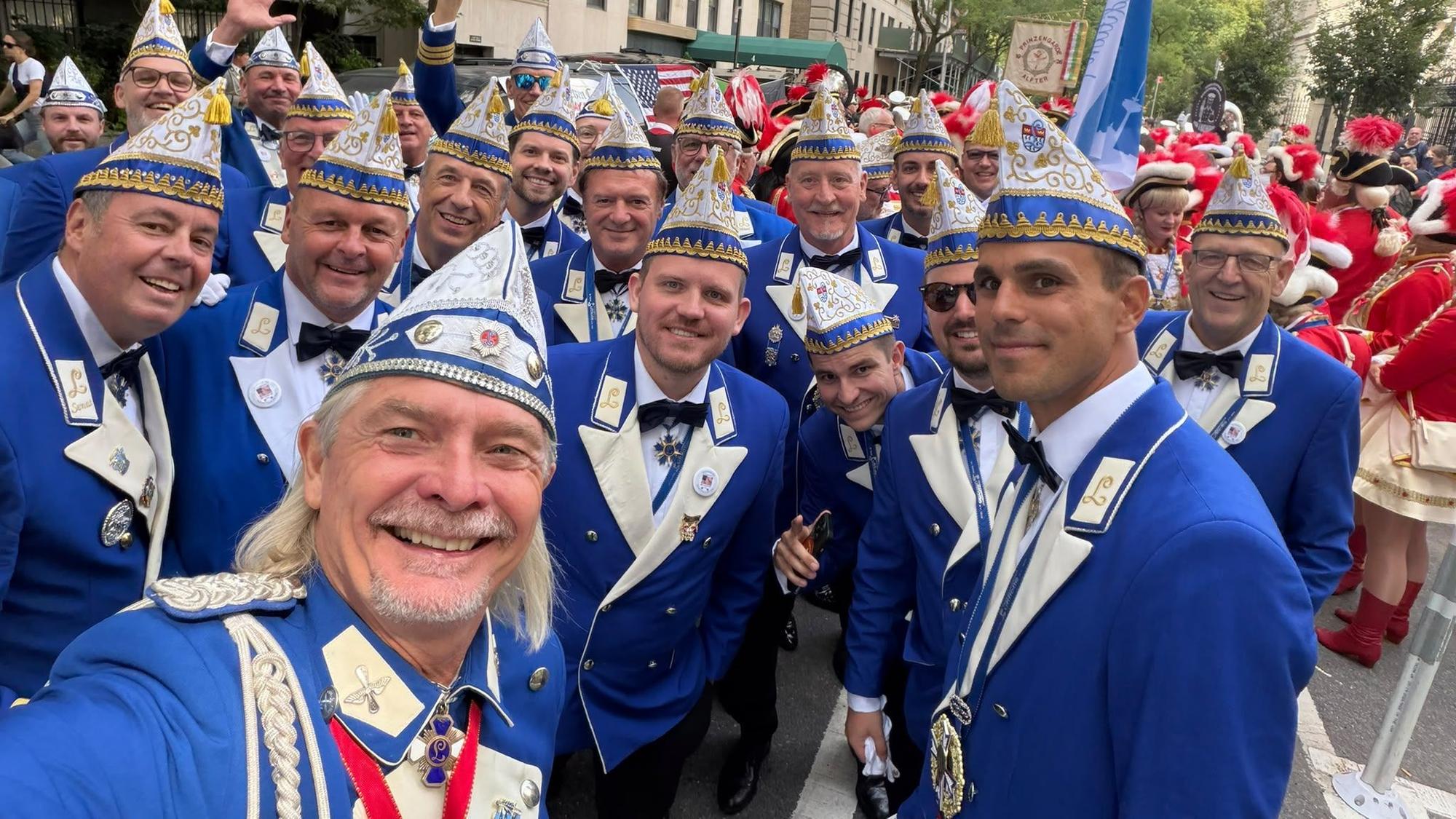Luftflotte-Präsident Harald Kloiber macht ein Selfie.