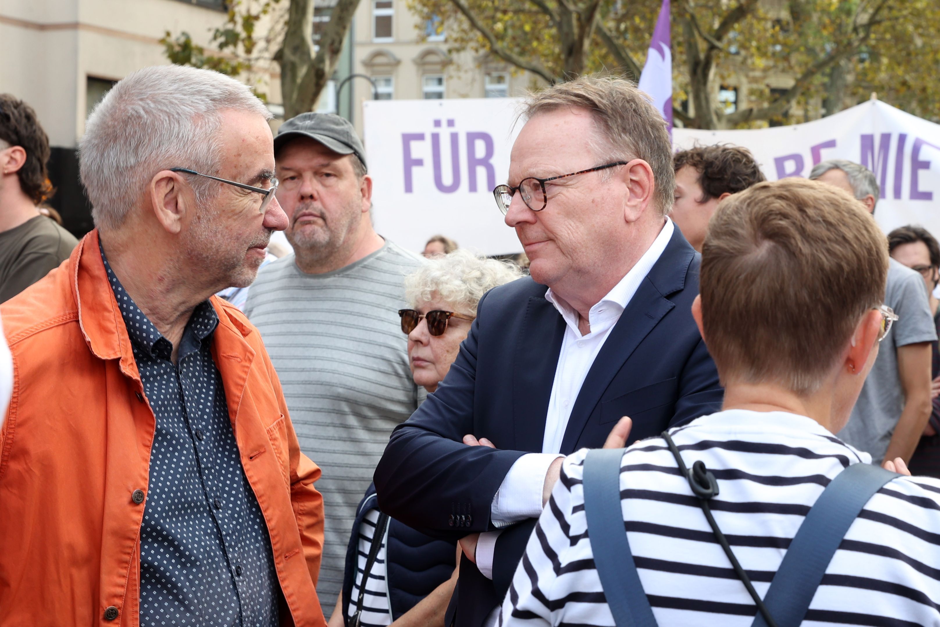 Kölns Oberbürgermeister spricht mit einem Teilnehmer der Kundgebung.