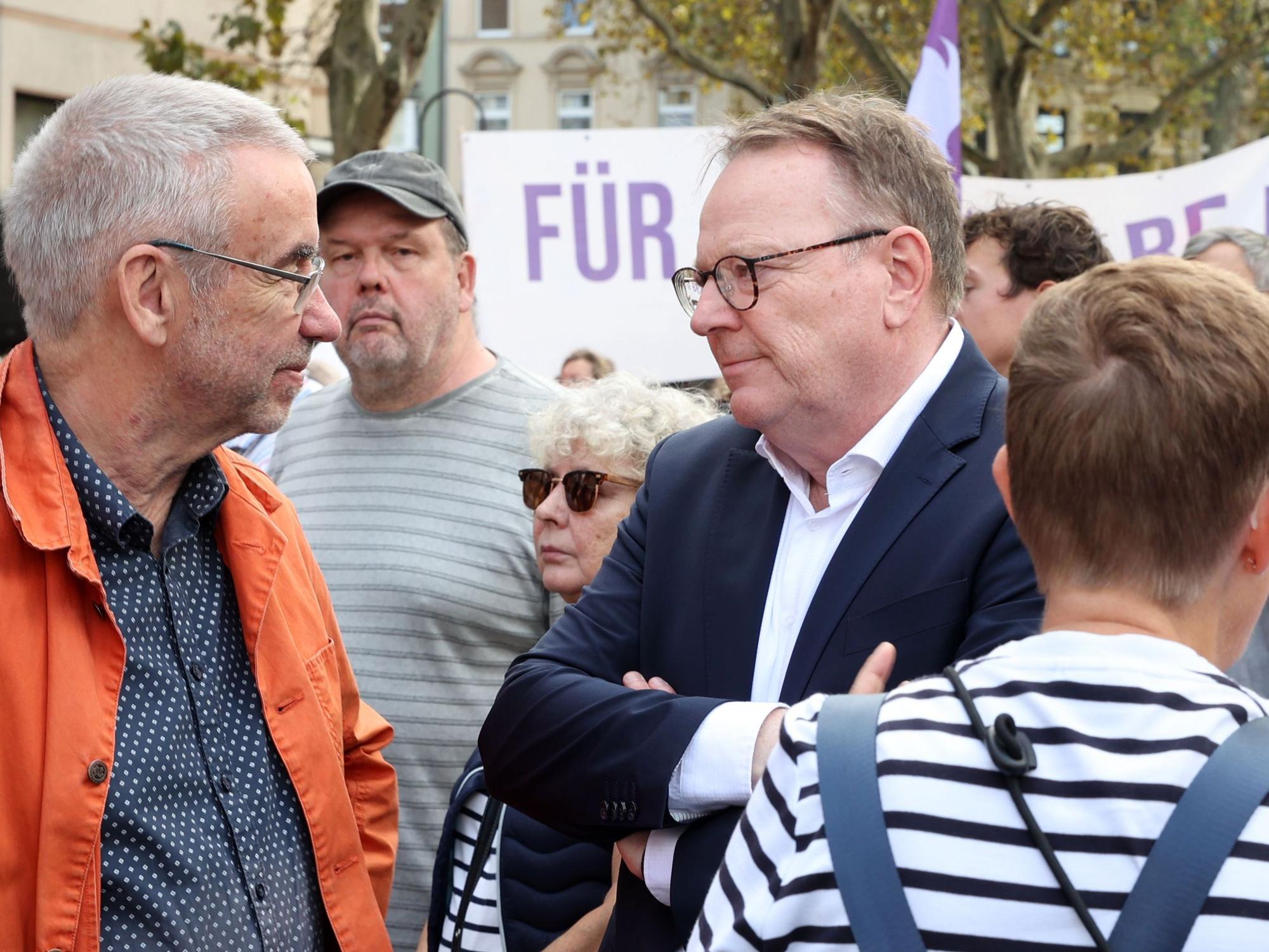 Kölns Oberbürgermeister spricht mit einem Teilnehmer der Kundgebung.