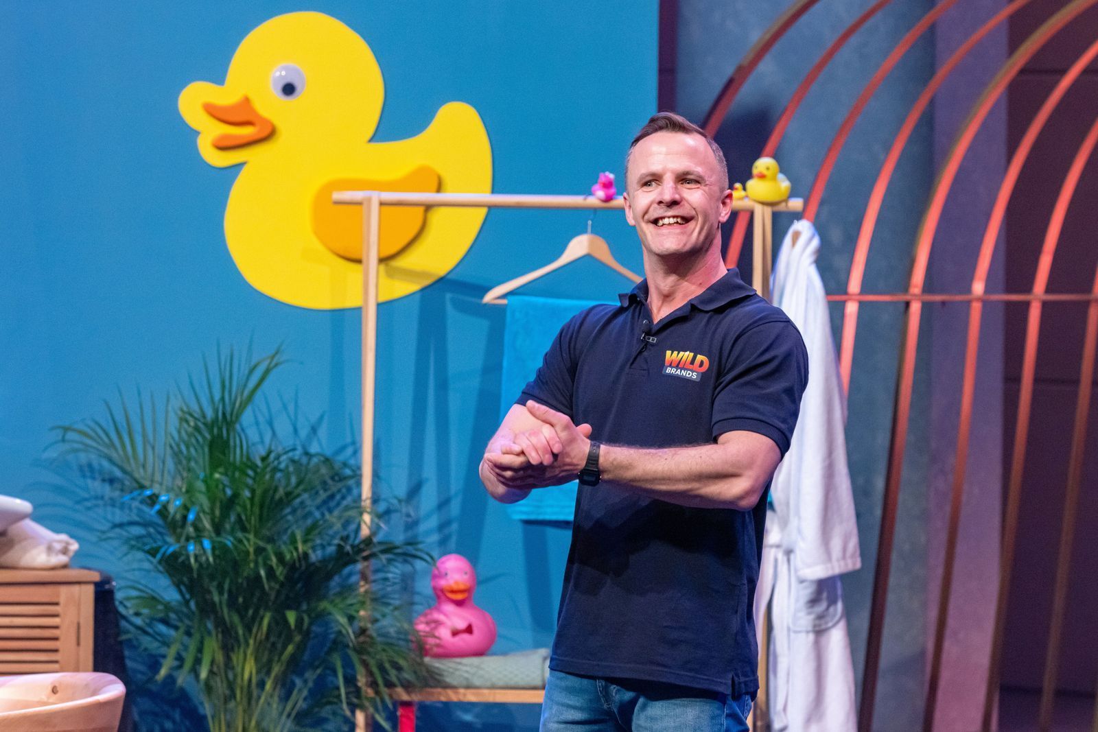 Startup-Gründer Sebastian Wild will die Löwen mit seinem Schaumbadgenerator überzeugen.  (Bild: RTL / Bernd-Michael Maurer)