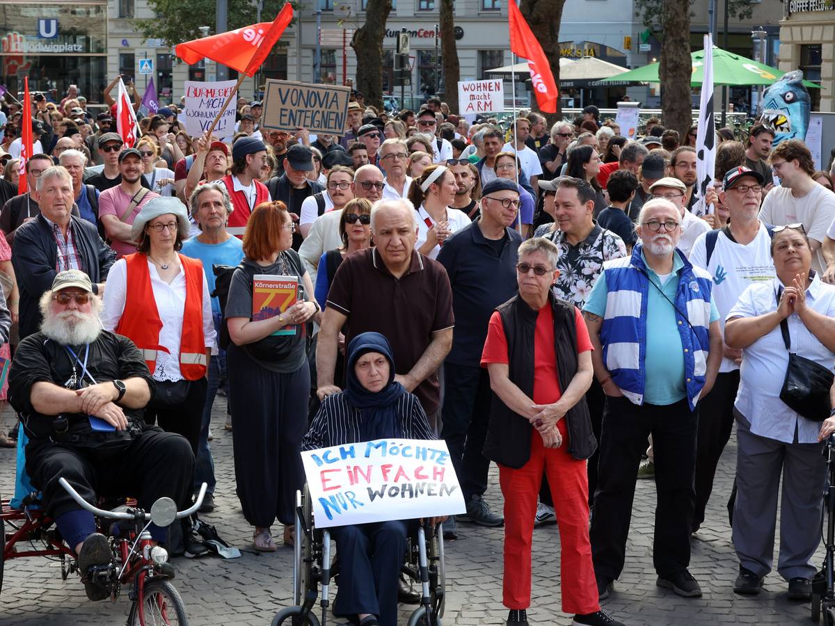Zahlreiche Menschen nehmen an einer Kundgebung teil, eine Frau im Rollstuhl hält ein Plakat mit der Aufschrift „Ich möche einfach nur wohnen“.
