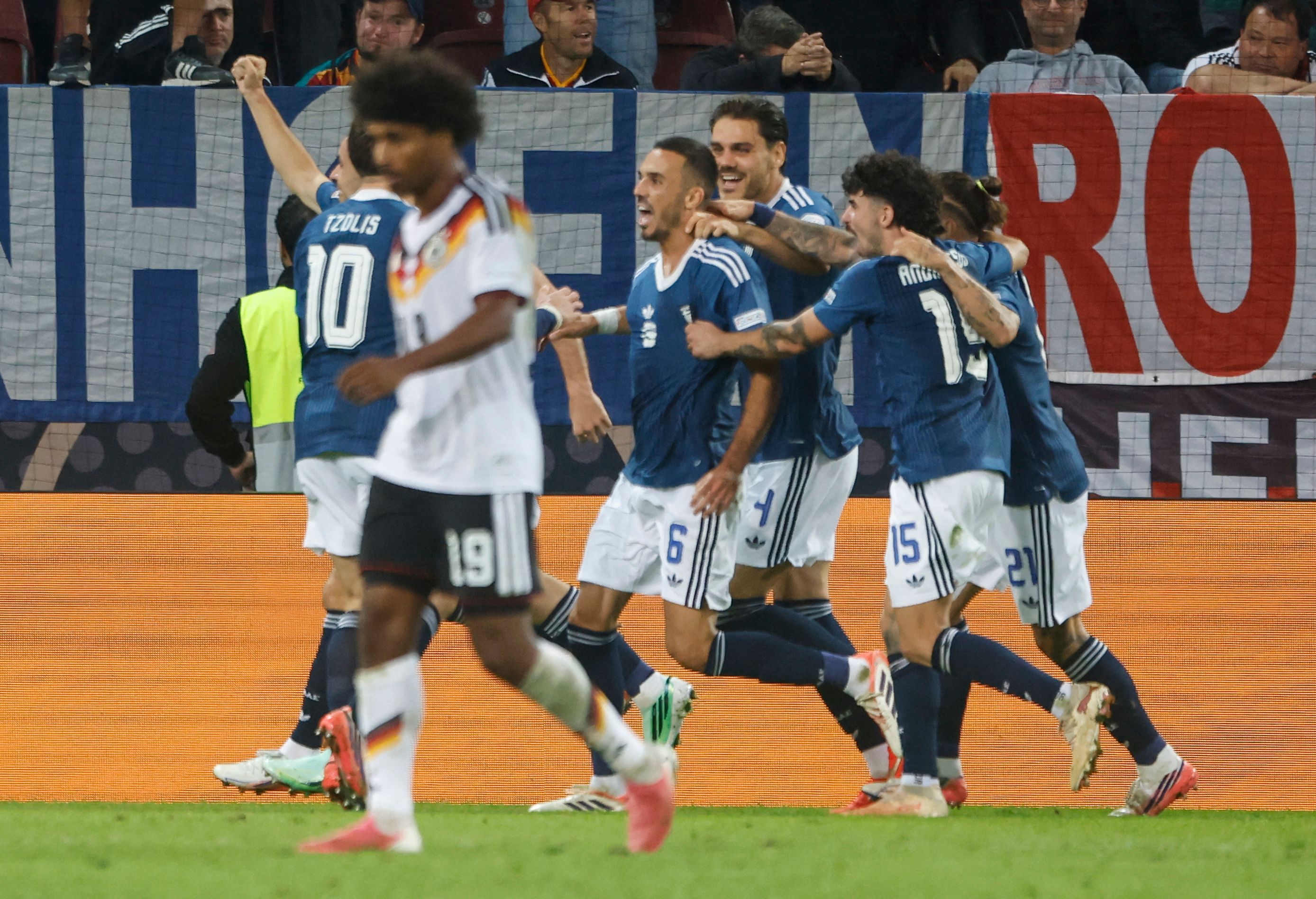 Die griechischen Spieler jubeln, Karim Adeyemi geht über den Platz.