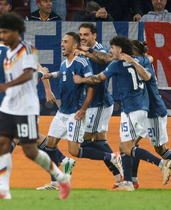 Die griechischen Spieler jubeln, Karim Adeyemi geht über den Platz.