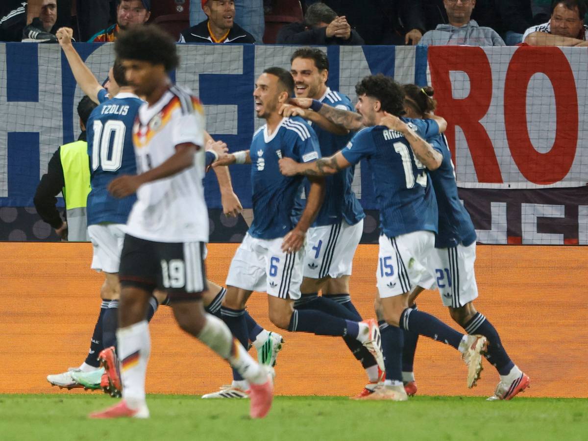 Die griechischen Spieler jubeln, Karim Adeyemi geht über den Platz.