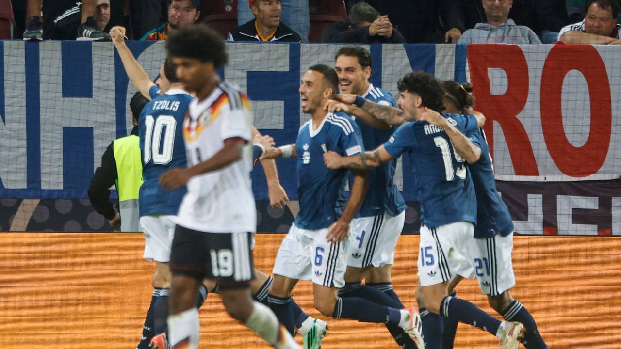Die griechischen Spieler jubeln, Karim Adeyemi geht über den Platz.