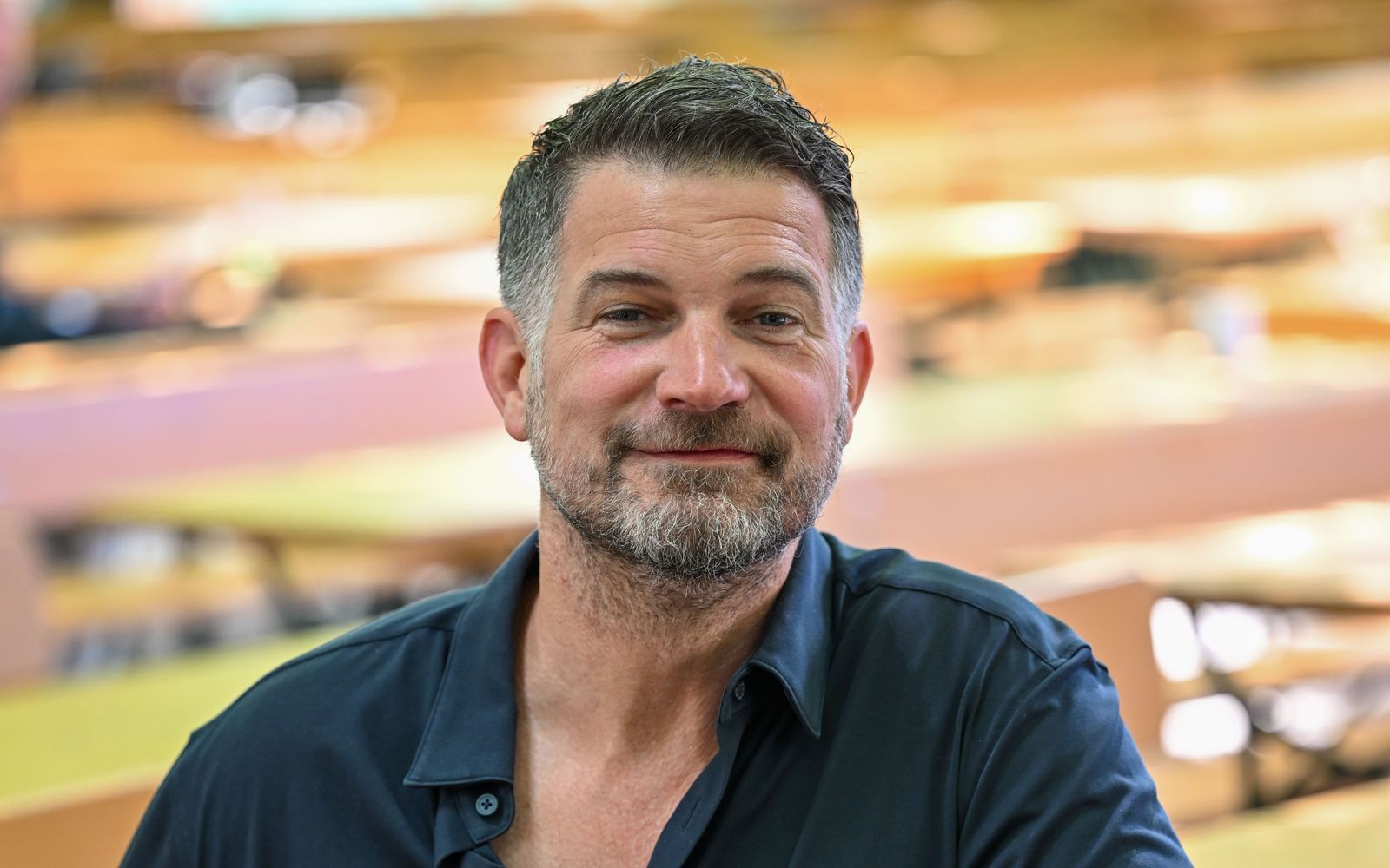 „Die Jahre zwischen 40 und 50 waren sehr intensiv und sehr lehrreich“, sagt Simon Böer (hier beim Münchner Filmfest 2024) im Interview: „Interessanterweise empfinde ich den Unterschied zu 40 gar nicht als so groß.“ (Bild: 2024 Getty Images/Hannes Magerstaedt)