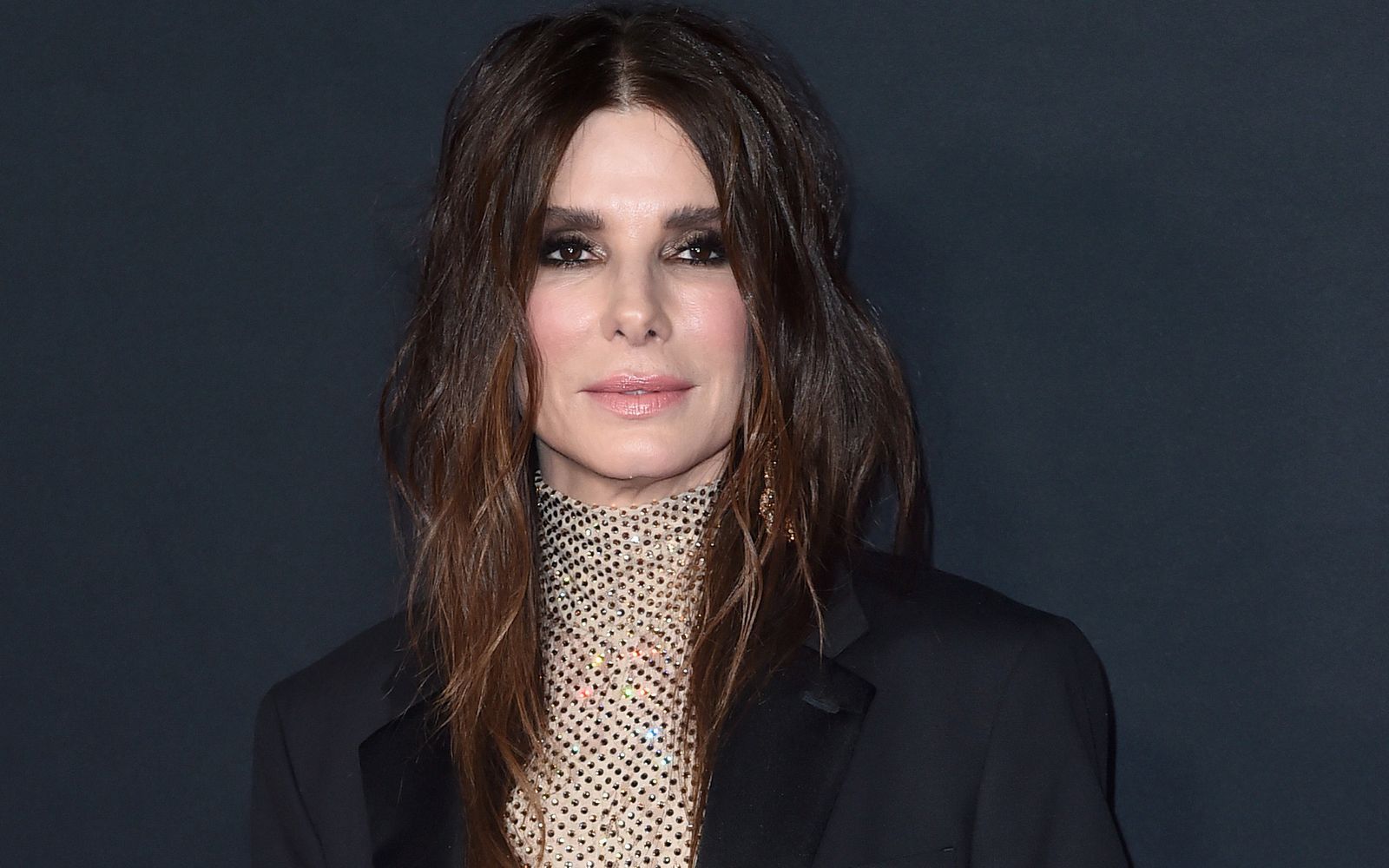 Längst nicht alle schummeln sich jünger. Sandra Bullock etwa schlug einst beim Casting ein paar Jahre drauf, um die Rolle einer „älteren Wissenschaftlerin“ in „Love Potion #9“ zu bekommen. (Bild: Alberto E. Rodriguez/Getty Images)