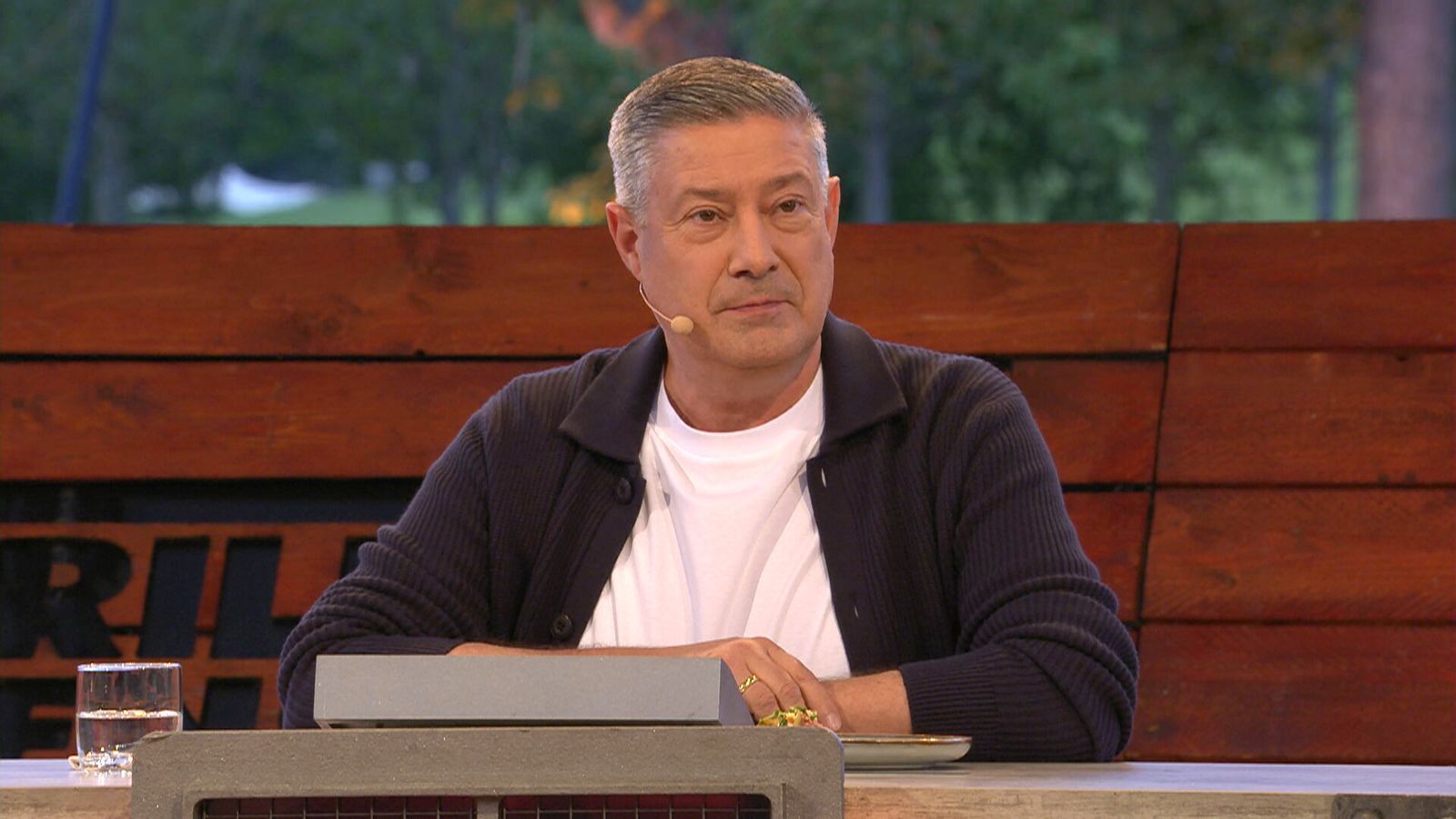 Joachim Llambi ist ein Mann der klaren Worte. Beim Staffelfinale von „Grill den Henssler Sommer-Special“ kanzelte er einen Koch für sein Speise hart ab: „Das ist doch Mist, was du da gemacht hast.“ Wen traf sein Juror-Groll? (Bild: RTL)