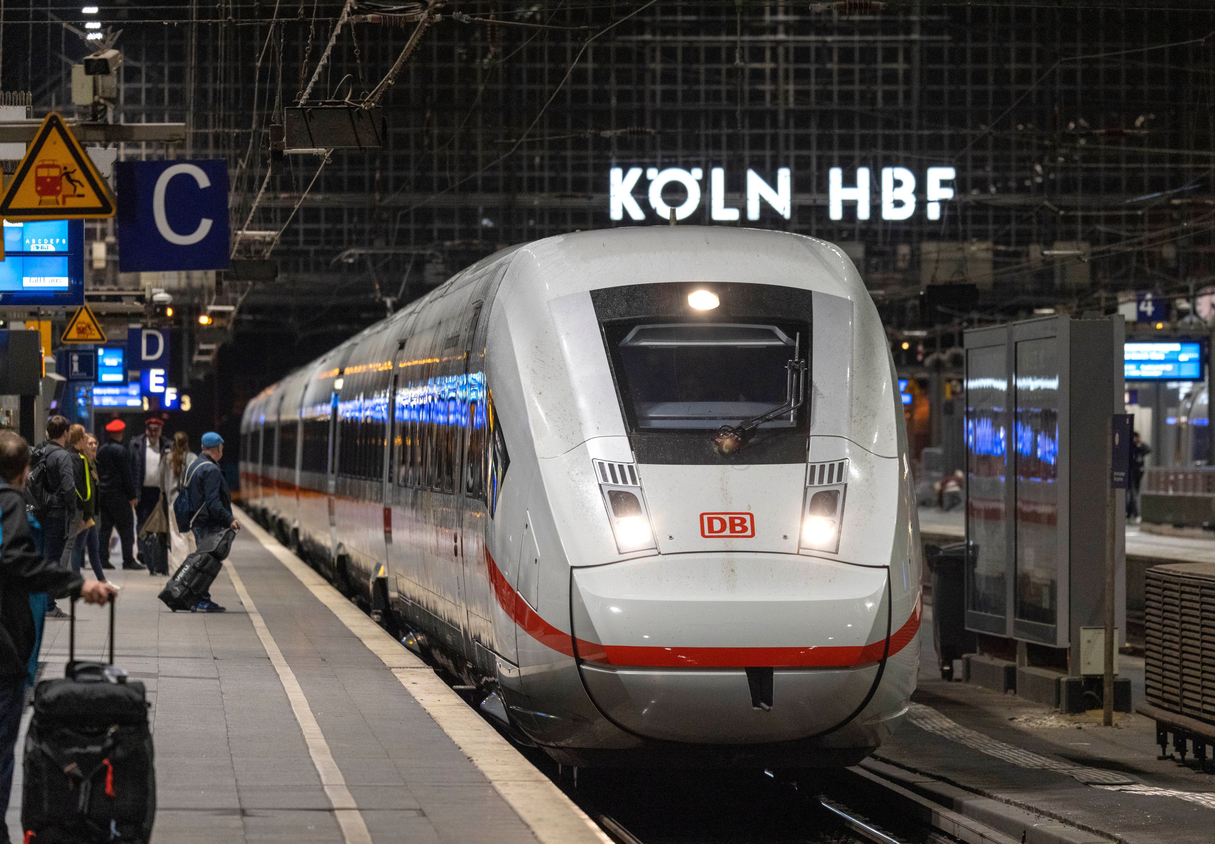 Reisende warten auf einem Bahnsteig im Hauptbahnhof auf die Ankunft eines ICE der Deutschen Bahn. (Symbolfoto)