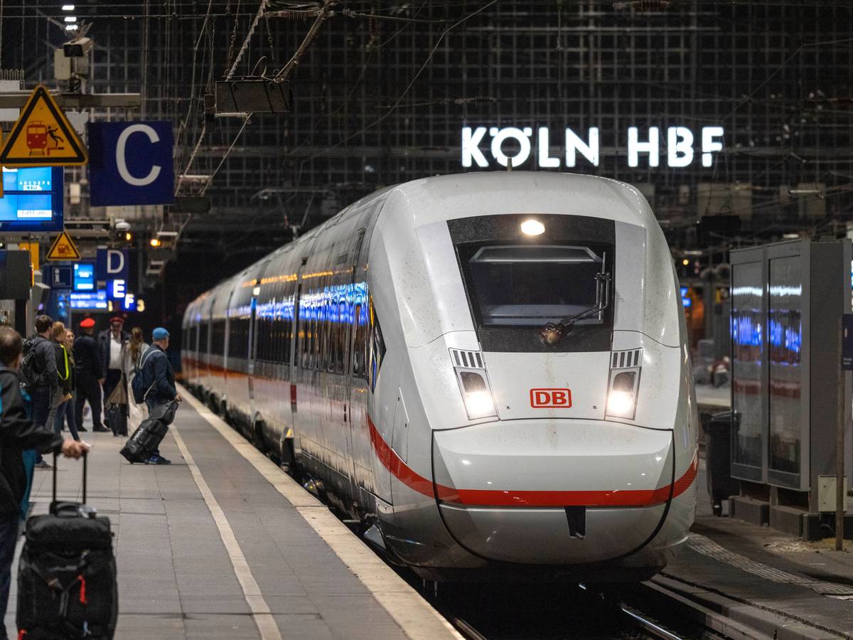 Reisende warten auf einem Bahnsteig im Hauptbahnhof auf die Ankunft eines ICE der Deutschen Bahn. (Symbolfoto)