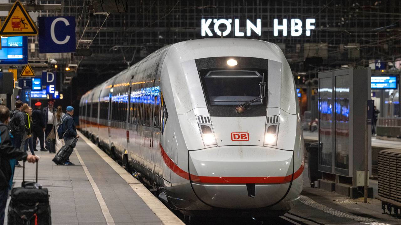 Reisende warten auf einem Bahnsteig im Hauptbahnhof auf die Ankunft eines ICE der Deutschen Bahn. (Symbolfoto)