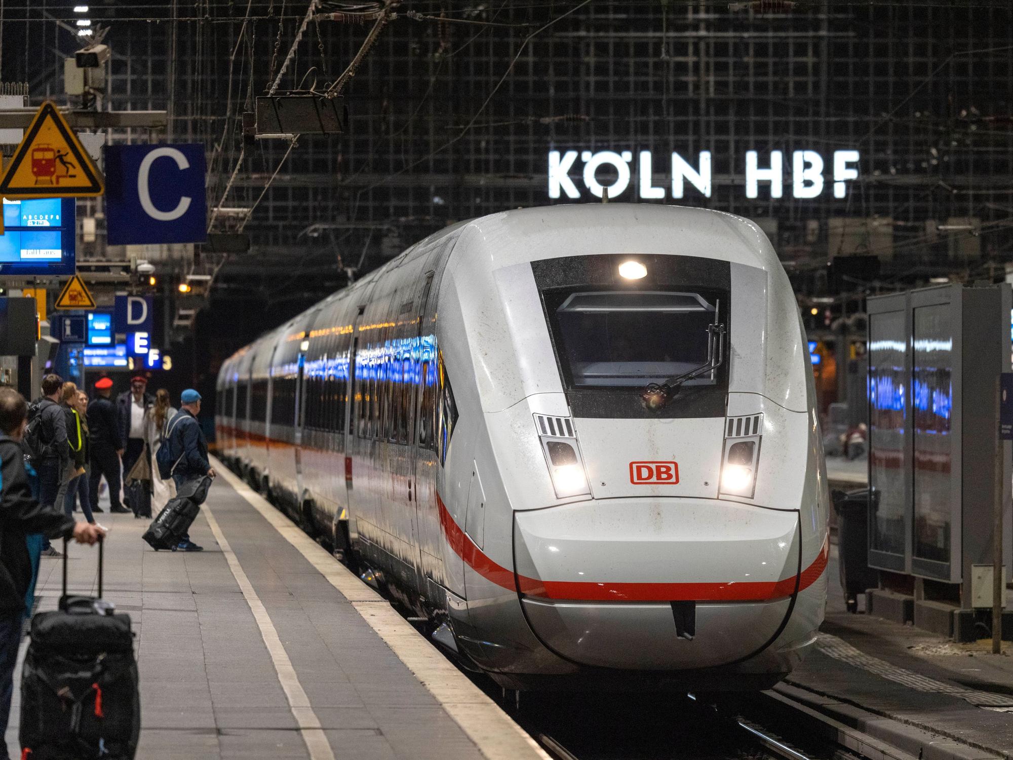 Reisende warten auf einem Bahnsteig im Hauptbahnhof auf die Ankunft eines ICE der Deutschen Bahn. (Symbolfoto)
