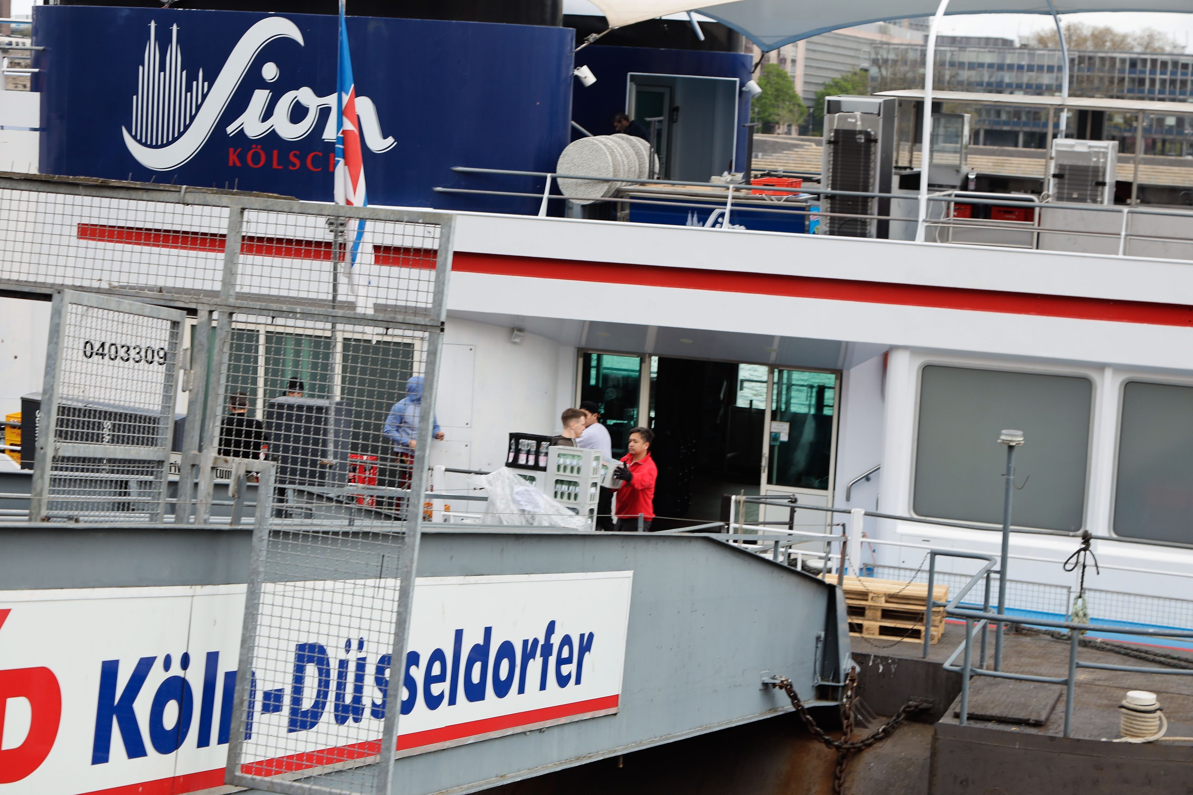Eine Landebrück der Köln-Düsseldorfer führt zu einem Schiff.