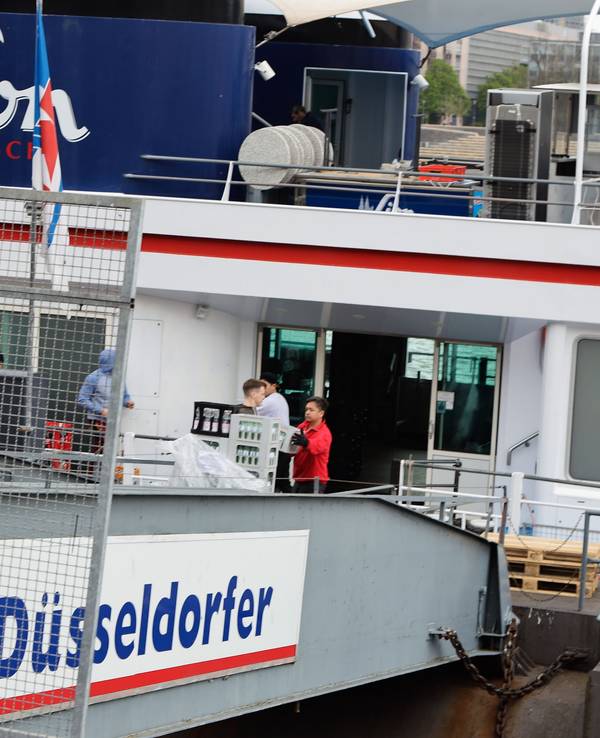 Eine Landebrück der Köln-Düsseldorfer führt zu einem Schiff.