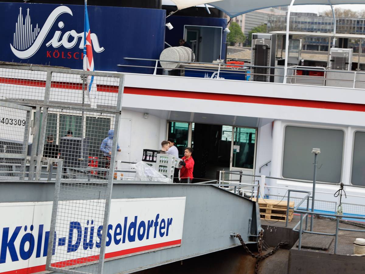 Eine Landebrück der Köln-Düsseldorfer führt zu einem Schiff.