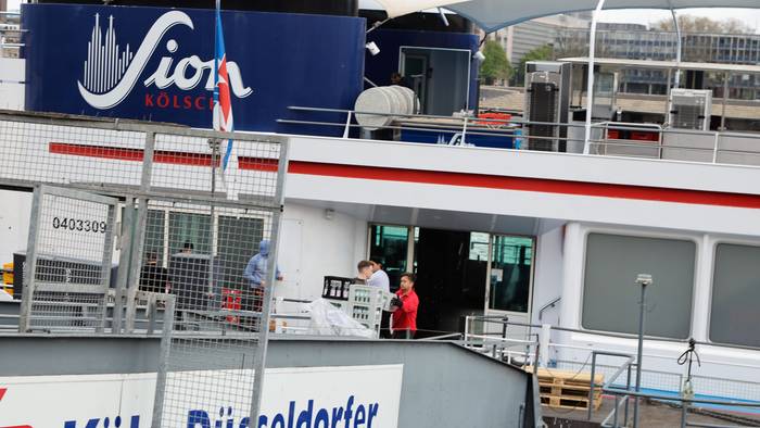 Eine Landebrück der Köln-Düsseldorfer führt zu einem Schiff.