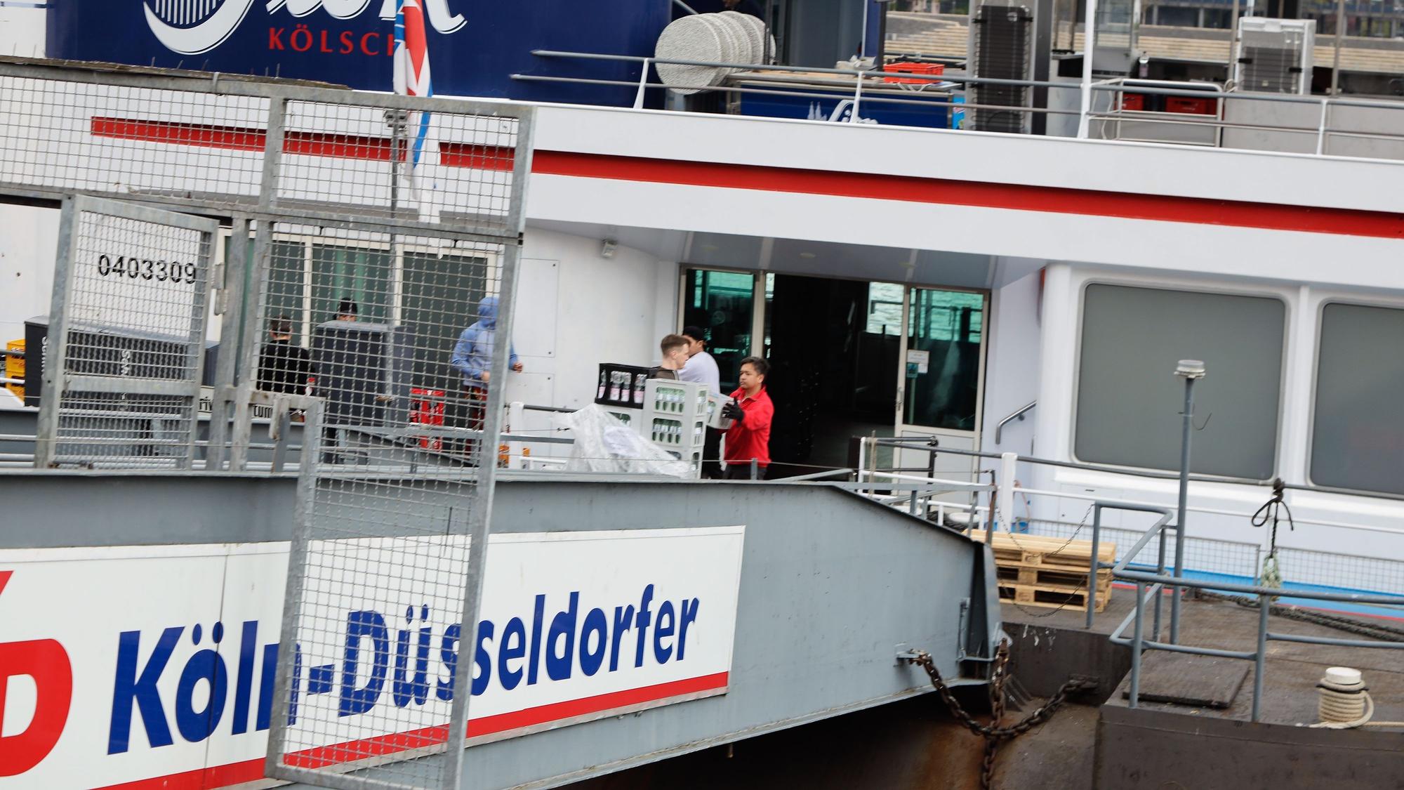 Eine Landebrück der Köln-Düsseldorfer führt zu einem Schiff.