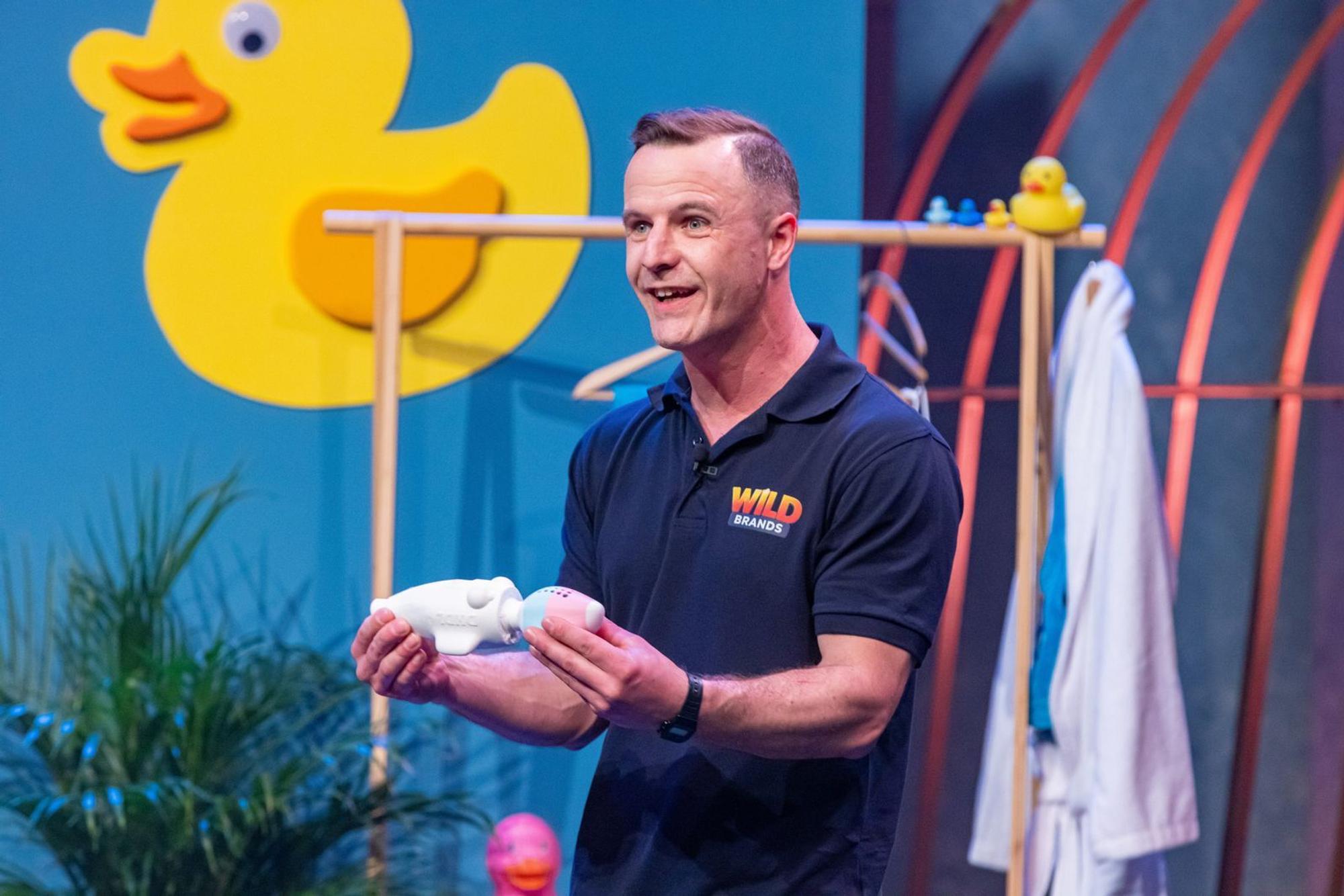 „SchaumPo“ ist laut Gründer Sebastian Wild das „weltweit erste an den Wannenschlauch anschließbare und widerbefüllbare Schaumtechsystem für die Badewanne“. (Bild: RTL / Bernd-Michael Maurer)