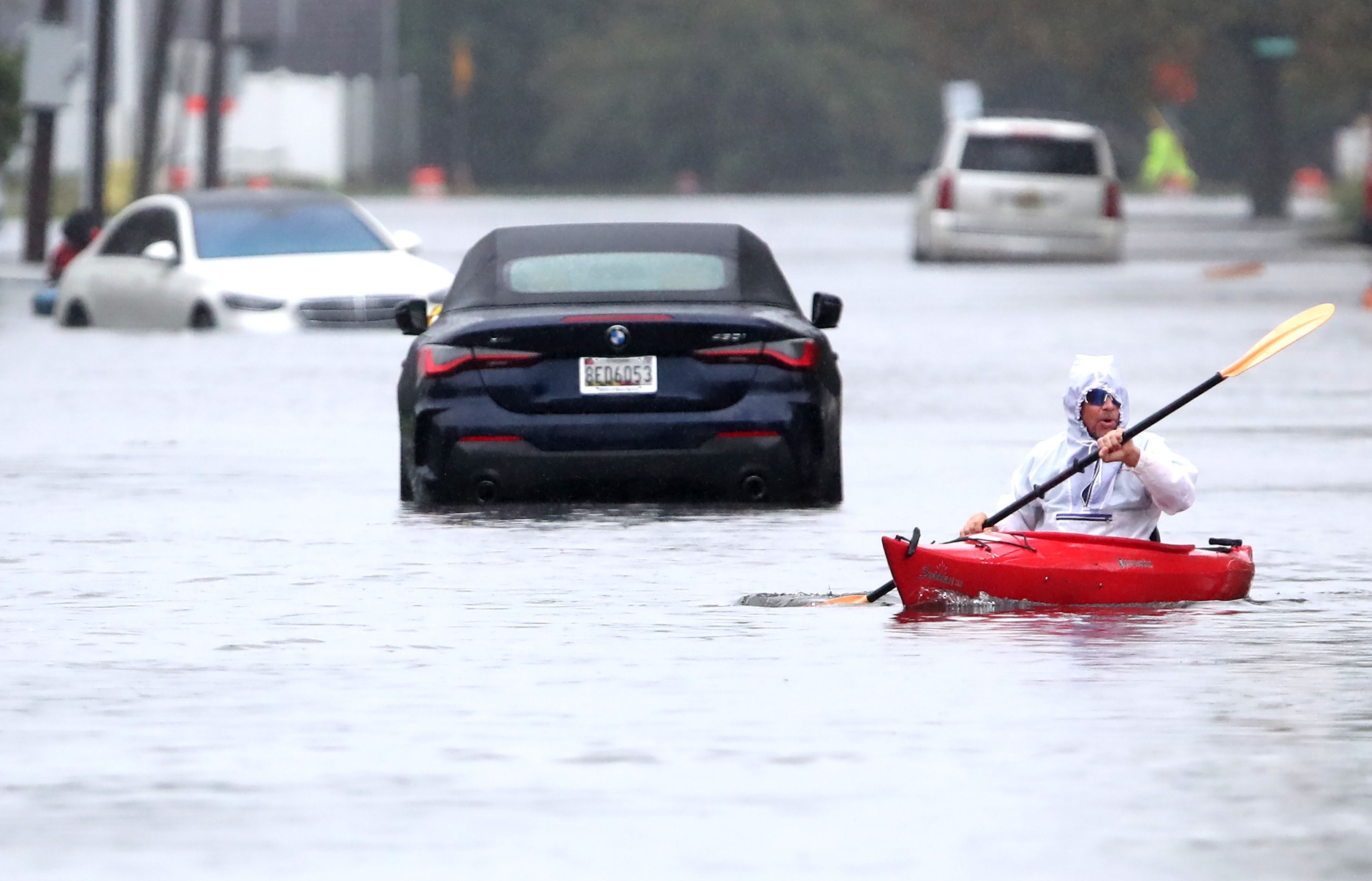 Ted Friedli paddelt mit seinem Kajak durch einen überfluteten Abschnitt der Florence Avenue in Long Beach.