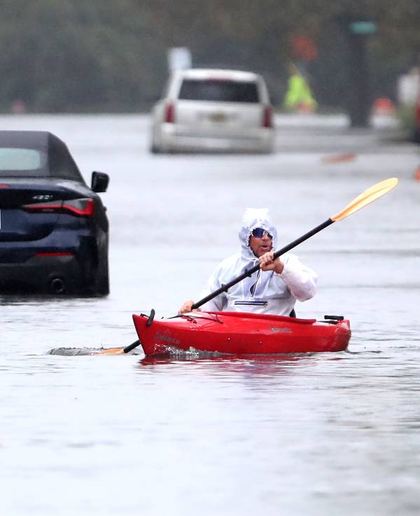 Ted Friedli paddelt mit seinem Kajak durch einen überfluteten Abschnitt der Florence Avenue in Long Beach.