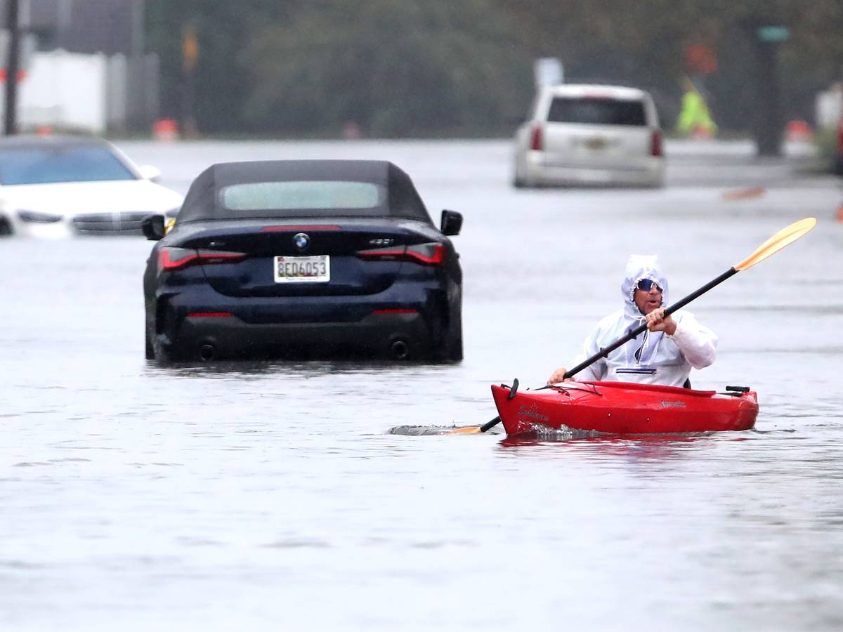 Ted Friedli paddelt mit seinem Kajak durch einen überfluteten Abschnitt der Florence Avenue in Long Beach.