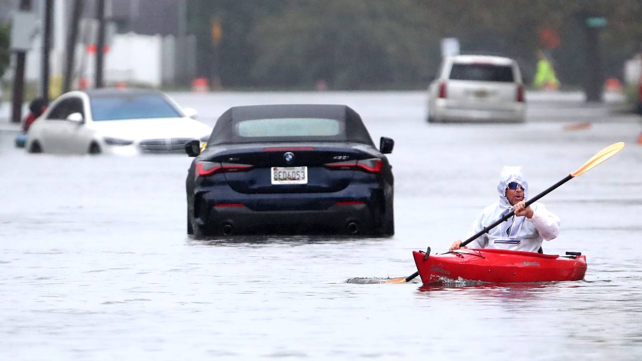 Ted Friedli paddelt mit seinem Kajak durch einen überfluteten Abschnitt der Florence Avenue in Long Beach.