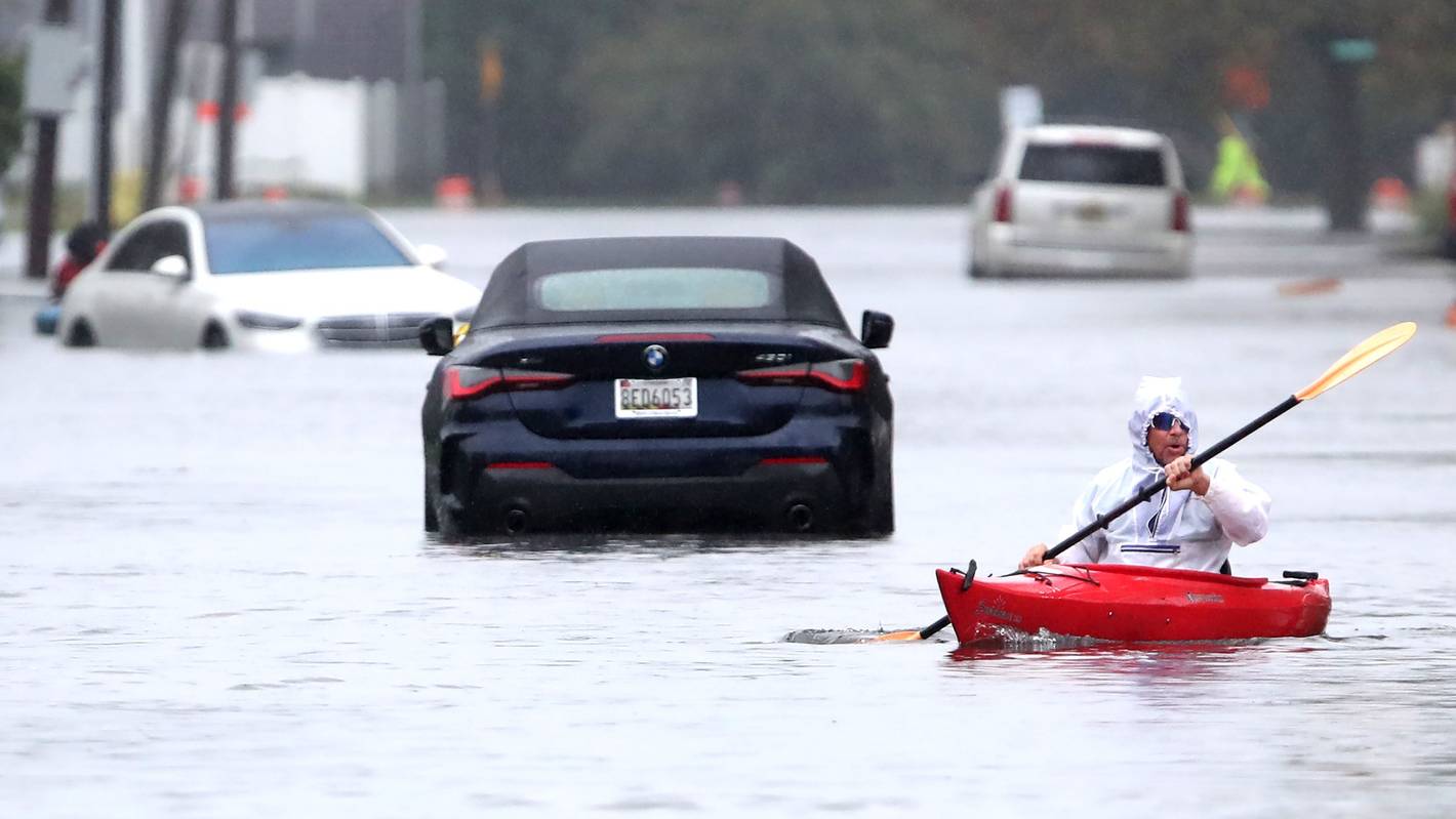 Ted Friedli paddelt mit seinem Kajak durch einen überfluteten Abschnitt der Florence Avenue in Long Beach.