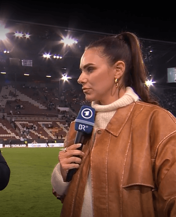Bastian Schweinsteiger und Esther Sedlaczek sprechen nach der Deutschland-Pleite gegen Griechenland.