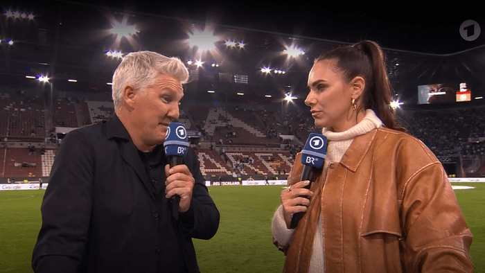 Bastian Schweinsteiger und Esther Sedlaczek sprechen nach der Deutschland-Pleite gegen Griechenland.