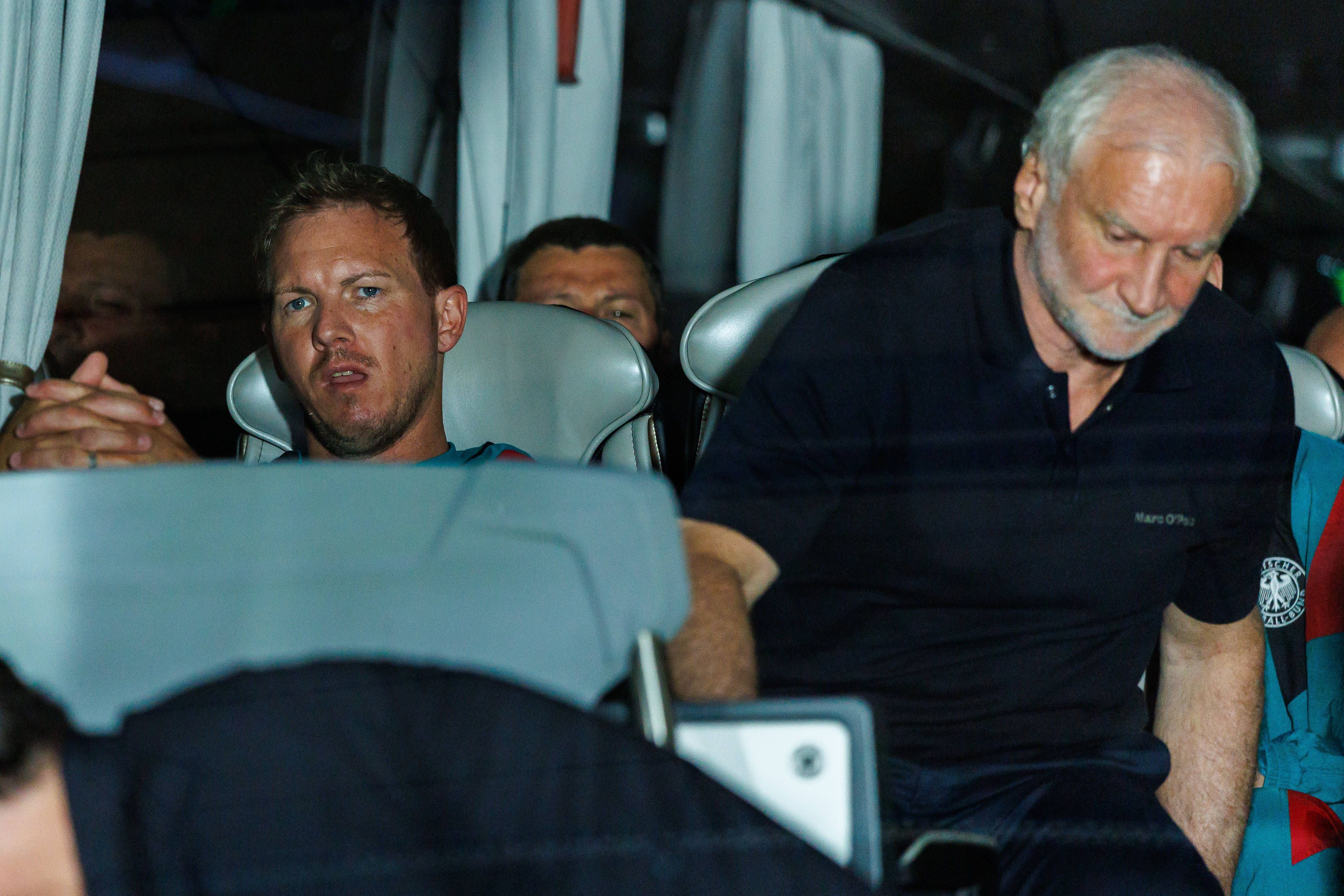 Rudi Völler sitzt im DFB-Teambus neben Rudi Völler.