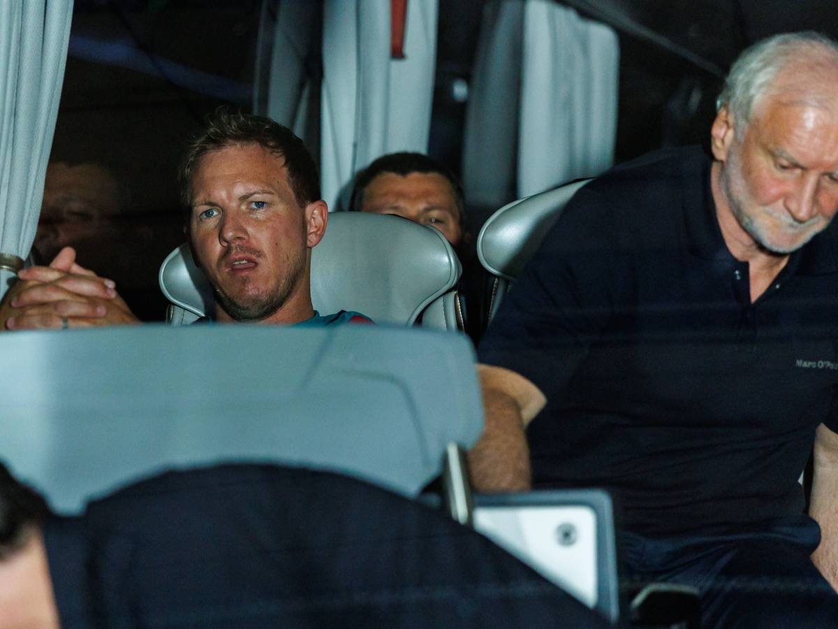 Rudi Völler sitzt im DFB-Teambus neben Rudi Völler.