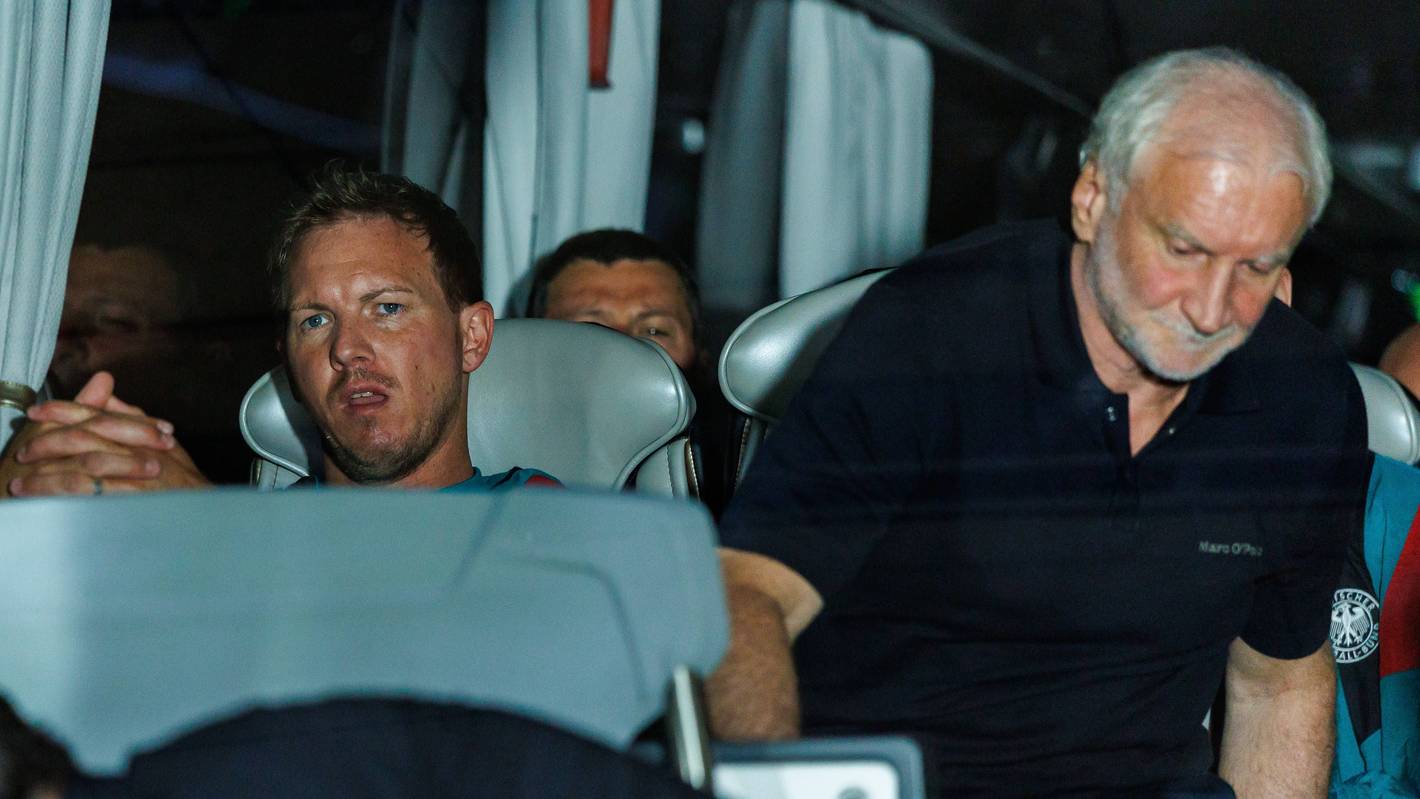 Rudi Völler sitzt im DFB-Teambus neben Rudi Völler.