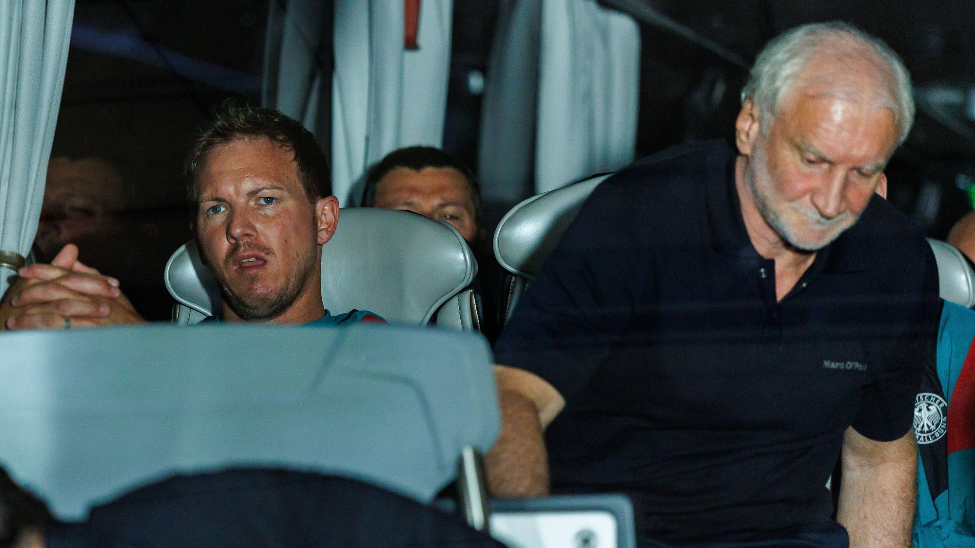 Rudi Völler sitzt im DFB-Teambus neben Rudi Völler.