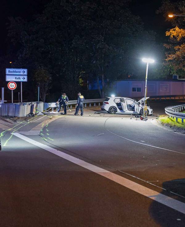 Der Wagen war nicht mehr fahrbereit und musste abgeschleppt werden. Die Polizei spricht von einem hohen Sachschaden.
