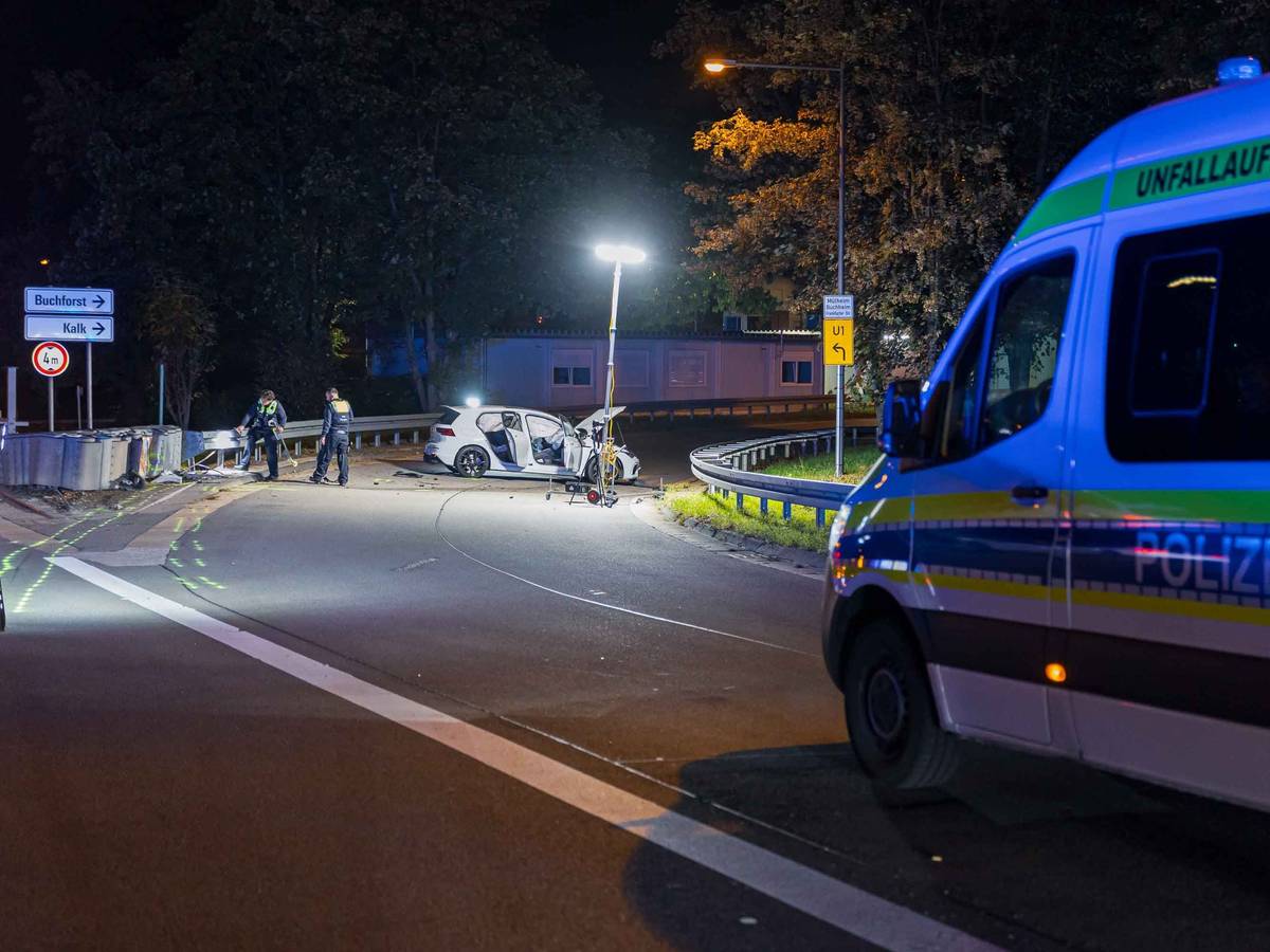 Der Wagen war nicht mehr fahrbereit und musste abgeschleppt werden. Die Polizei spricht von einem hohen Sachschaden.
