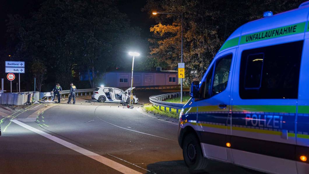 Der Wagen war nicht mehr fahrbereit und musste abgeschleppt werden. Die Polizei spricht von einem hohen Sachschaden.