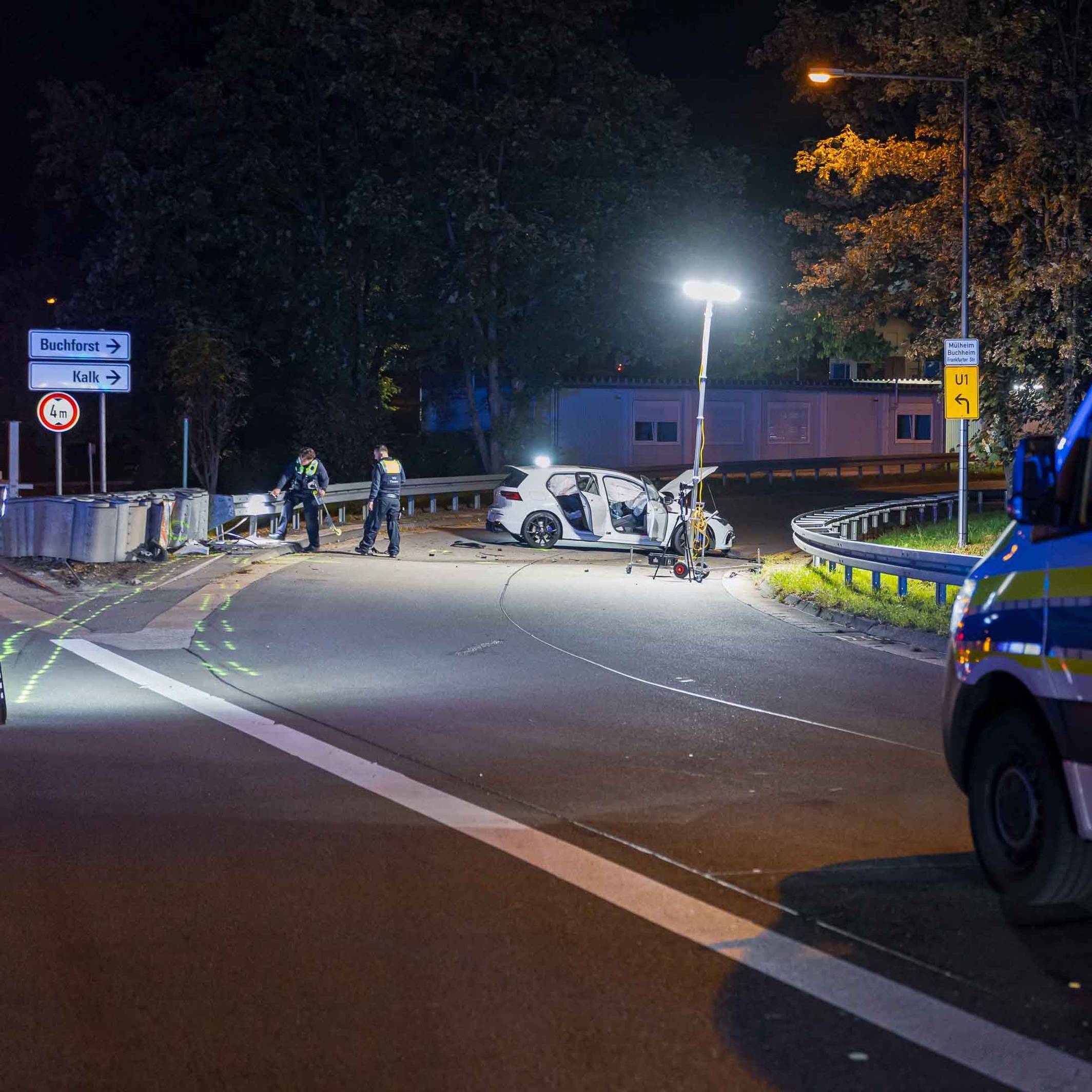 Der Wagen war nicht mehr fahrbereit und musste abgeschleppt werden. Die Polizei spricht von einem hohen Sachschaden.