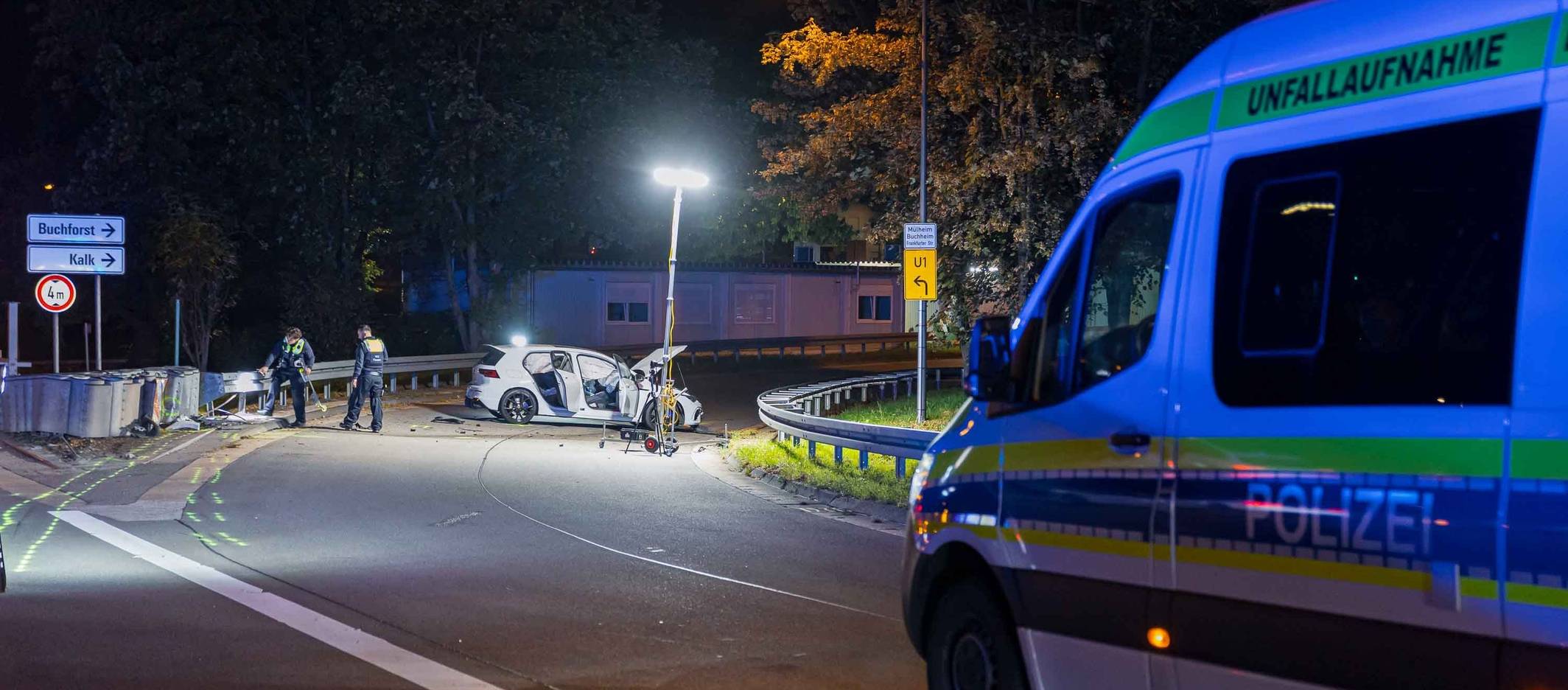 Der Wagen war nicht mehr fahrbereit und musste abgeschleppt werden. Die Polizei spricht von einem hohen Sachschaden.