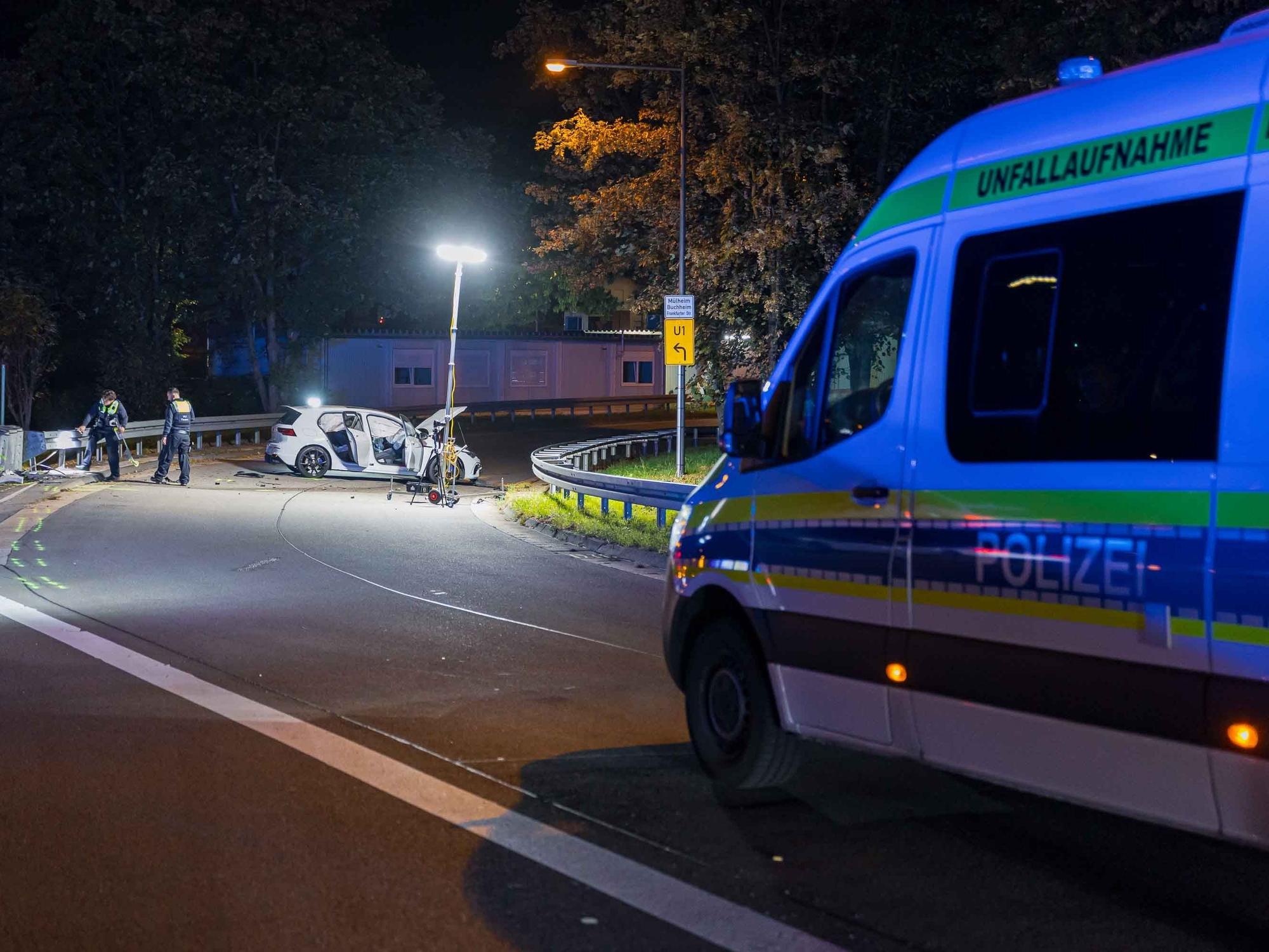 Der Wagen war nicht mehr fahrbereit und musste abgeschleppt werden. Die Polizei spricht von einem hohen Sachschaden.